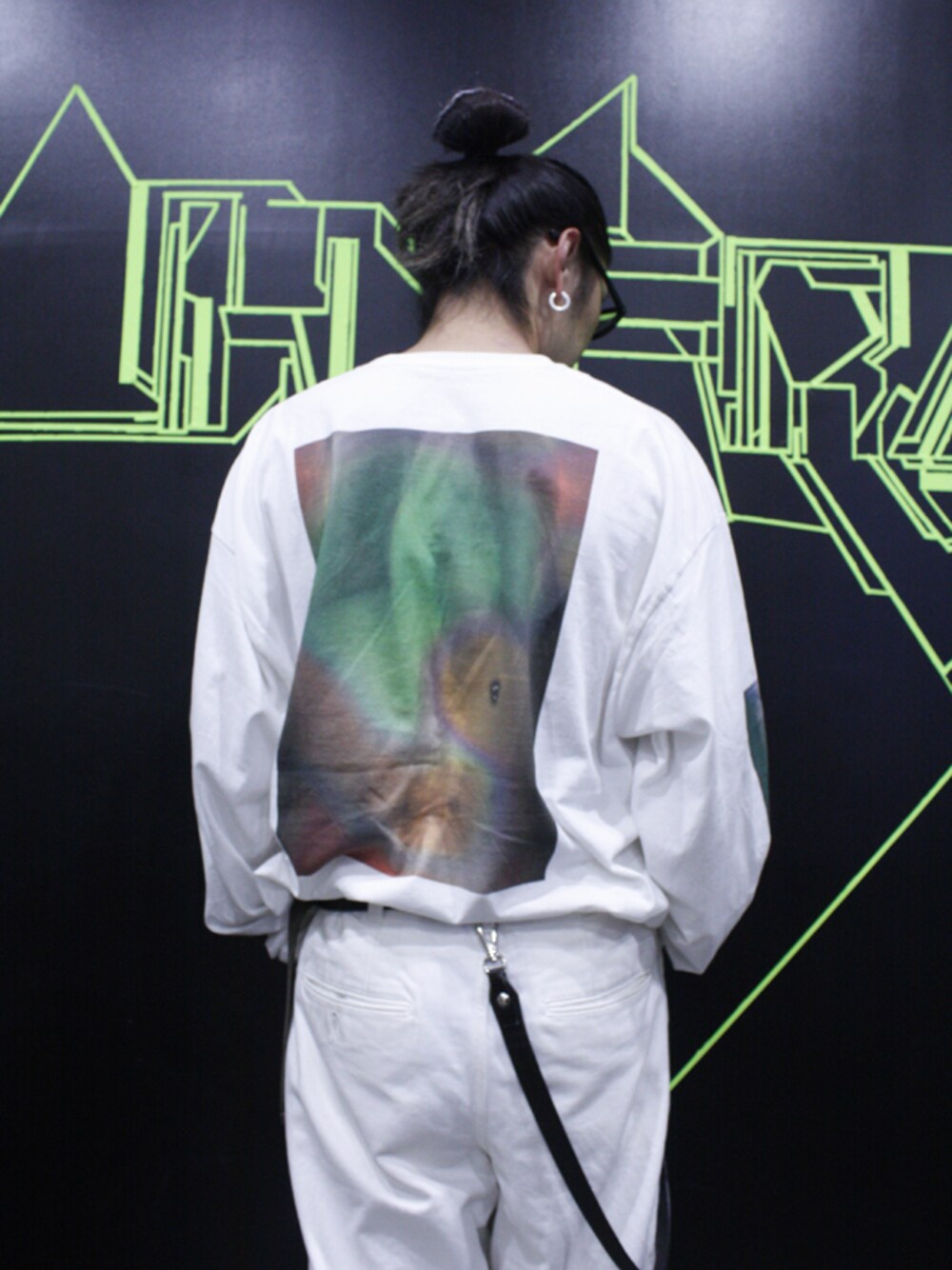 「H＞FRACTAL、johnsbyjohnny」｜「Johns by JohnnyのJohn's by Johnny × H>FRACTAL - "雨羅愚駄流" LONG SLEEVE (WHITE)（Tシャツ/カットソー、ホワイト系）」を使った、H>FRACTALさん（メンズ・180cm）の秋コーディネートの1枚目の写真