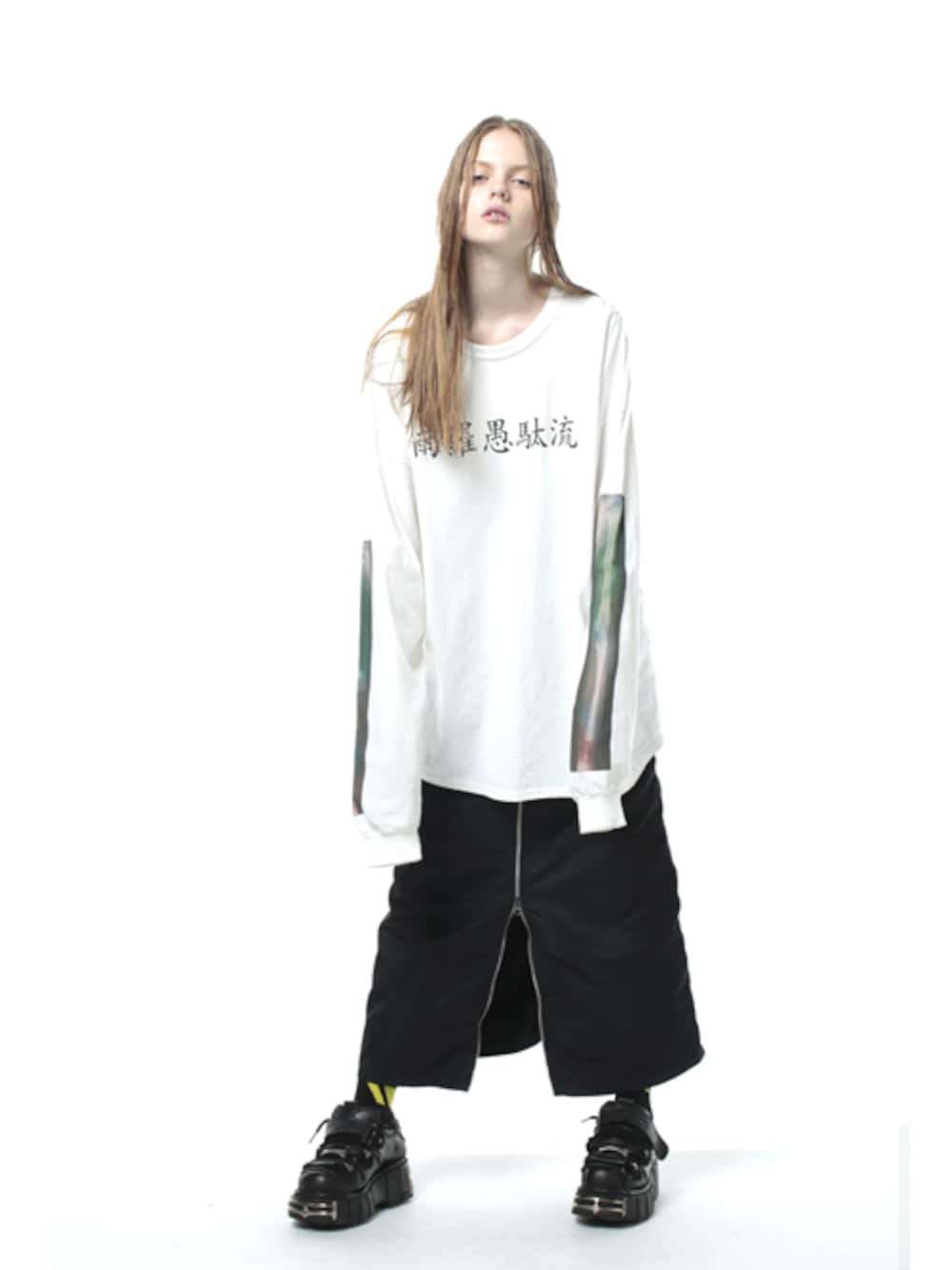 「H＞FRACTAL、johnsbyjohnny」｜「Johns by JohnnyのJohn's by Johnny × H>FRACTAL - "雨羅愚駄流" LONG SLEEVE（Tシャツ/カットソー、ホワイト系）」を使った、H>FRACTALさん（レディース・165cm）の秋コーディネートの1枚目の写真
