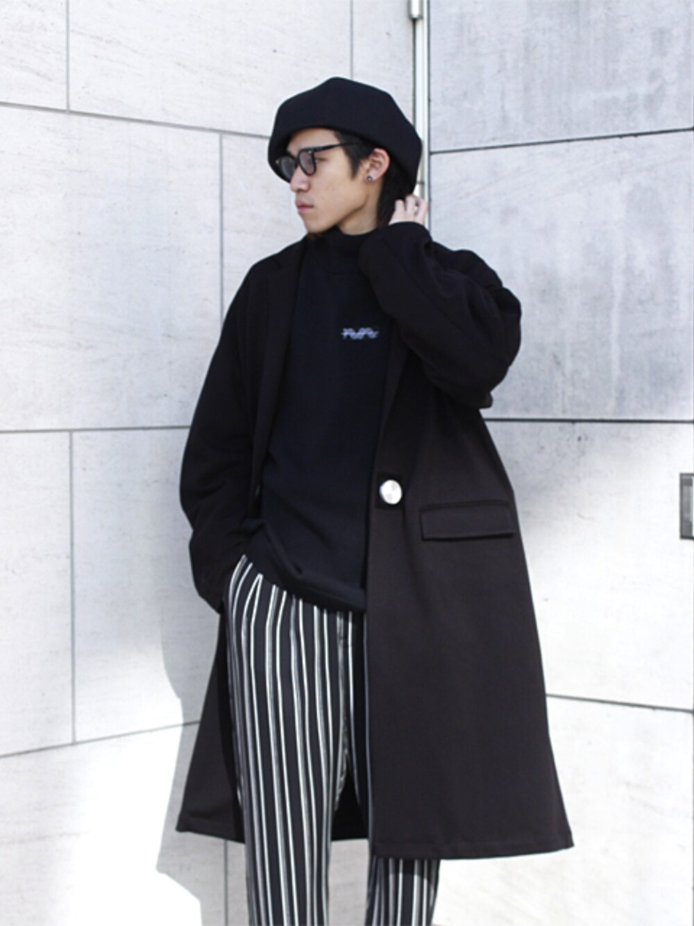 「MUZE、H＞FRACTAL」｜「MUZEのMUZE - STRIPE SLACKS（チノパンツ、ブラック系）」を使った、H>FRACTALさん（メンズ・180cm）の冬コーディネートの1枚目の写真