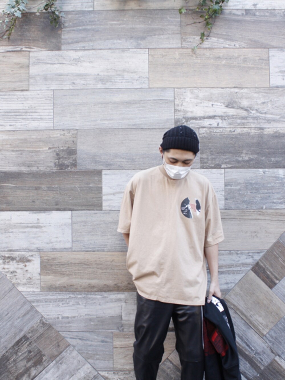 「komakino、H＞FRACTAL」｜「KOMAKINOのKOMAKINO - JERSEY CUTS T-SHIRT W / PRINT 2 HANDS (BEIGE)（Tシャツ/カットソー、ベージュ系）」を使った、H>FRACTALさん（メンズ・180cm）の冬コーディネートの1枚目の写真