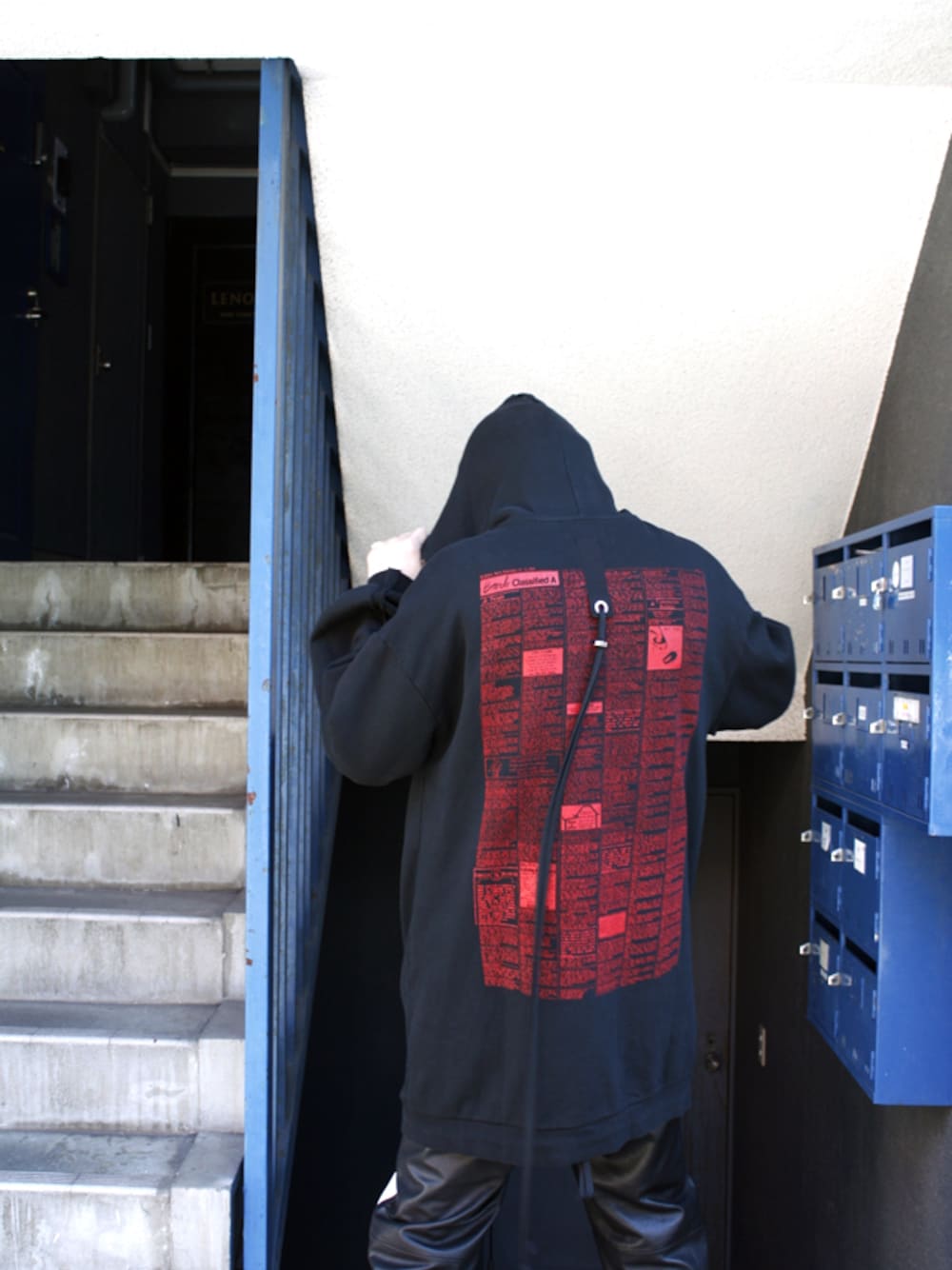 「komakino、H＞FRACTAL」｜「KOMAKINOのKOMAKINO - ZIPPED HOODED PRINT（パーカー、ブラック系）」を使った、H>FRACTALさん（メンズ・180cm）の冬コーディネートの1枚目の写真
