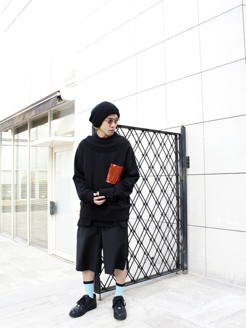 「MUZE、odeur、H＞FRACTAL」｜「ODEUR - TWIN SWEAT（スウェット、ブラック系）」を使った、H>FRACTALさん（メンズ・180cm）の春コーディネートの1枚目の写真
