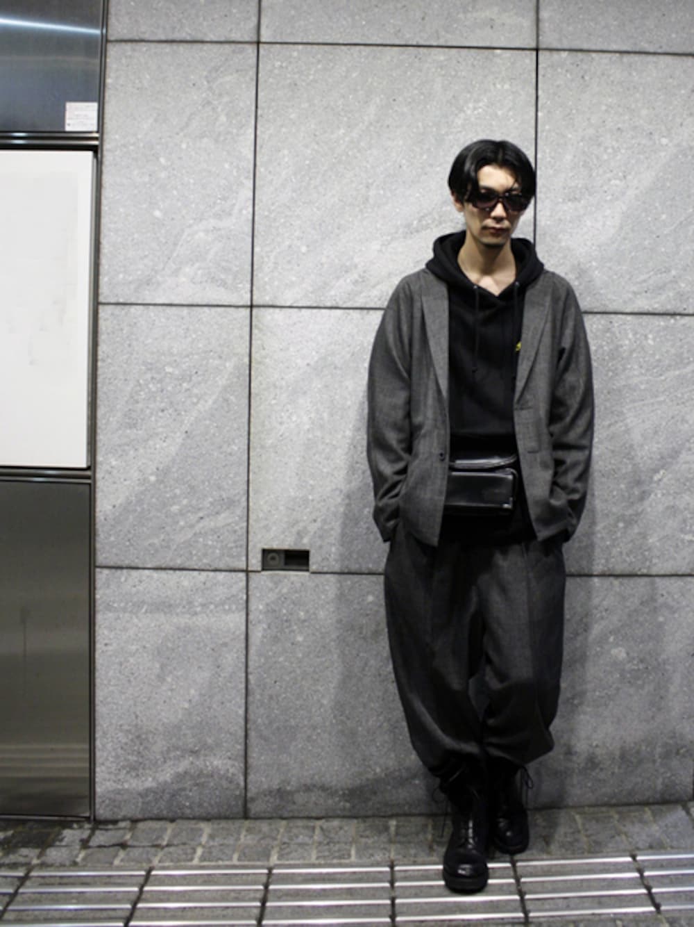 「MUZE、H＞FRACTAL、fortyfour」｜「MUZEのMUZE - CHAMBRAY TAILORED JACKET（テーラードジャケット、グレー系）」を使った、H>FRACTALさん（メンズ・180cm）の春コーディネートの1枚目の写真