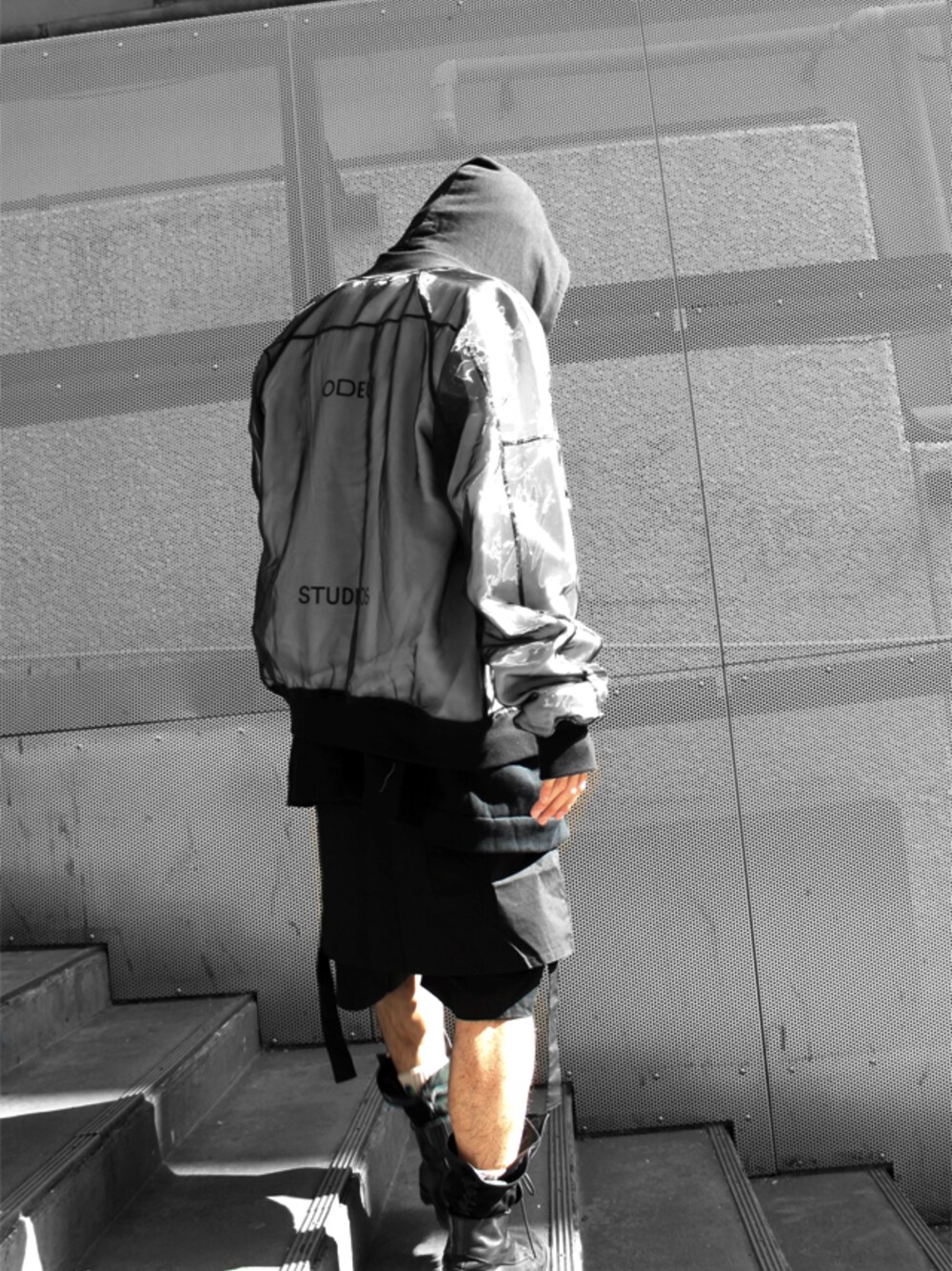 「PARADOX、odeur、H＞FRACTAL」｜「PARADOXのPARADOX - SKIRT PANTS（その他パンツ、ブラック系）」を使った、H>FRACTALさん（メンズ・180cm）の春コーディネートの1枚目の写真