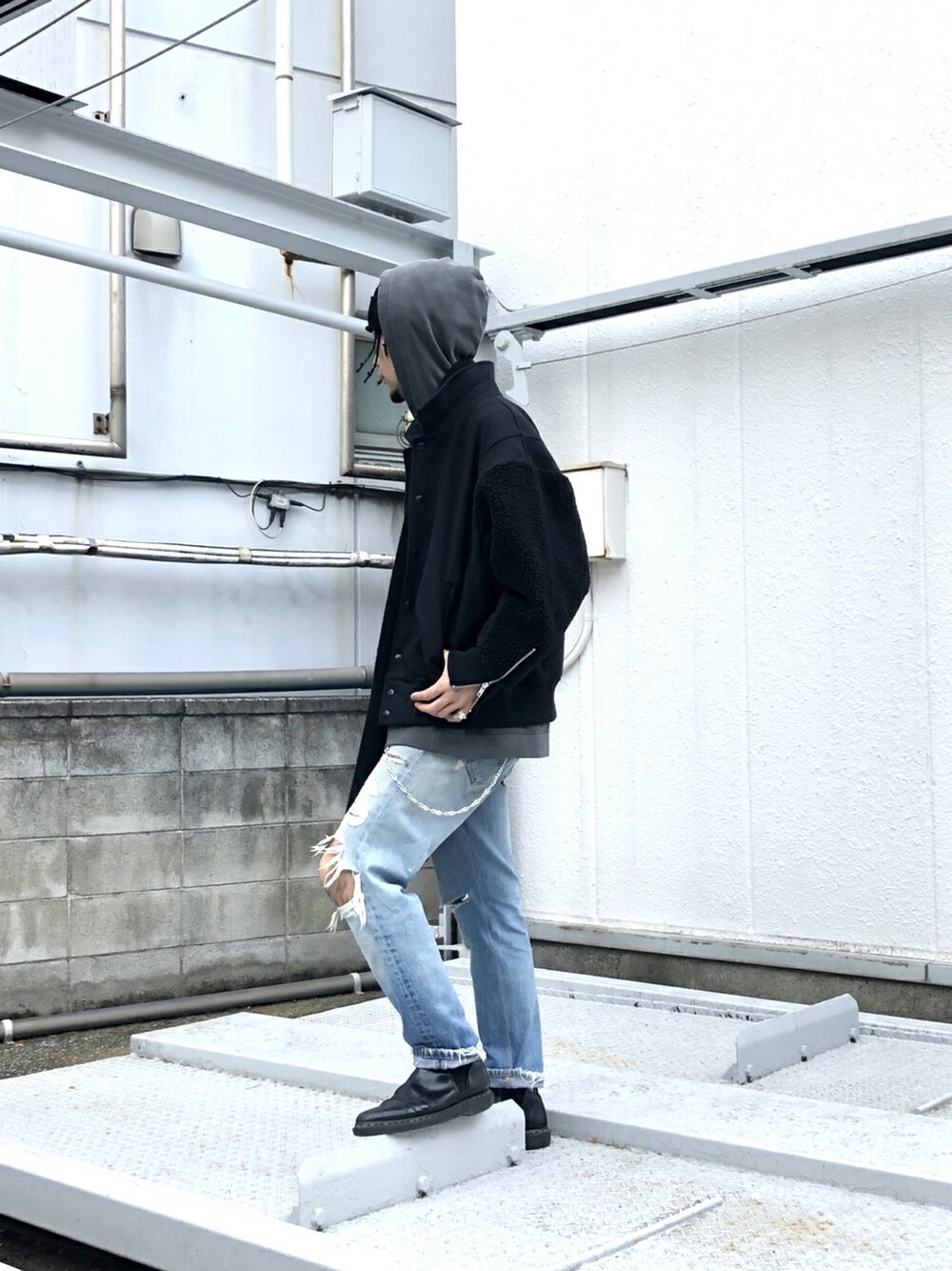 「スタジャン、PARADOX、MUZE、原宿、H＞FRACTAL」｜「PARADOXのPRDX PARADOX TOKYO - BOA STADIUM JUMPER (BLACK)（スタジャン、ブラック系）」を使った、H>FRACTALさん（メンズ・180cm）の冬コーディネートの1枚目の写真