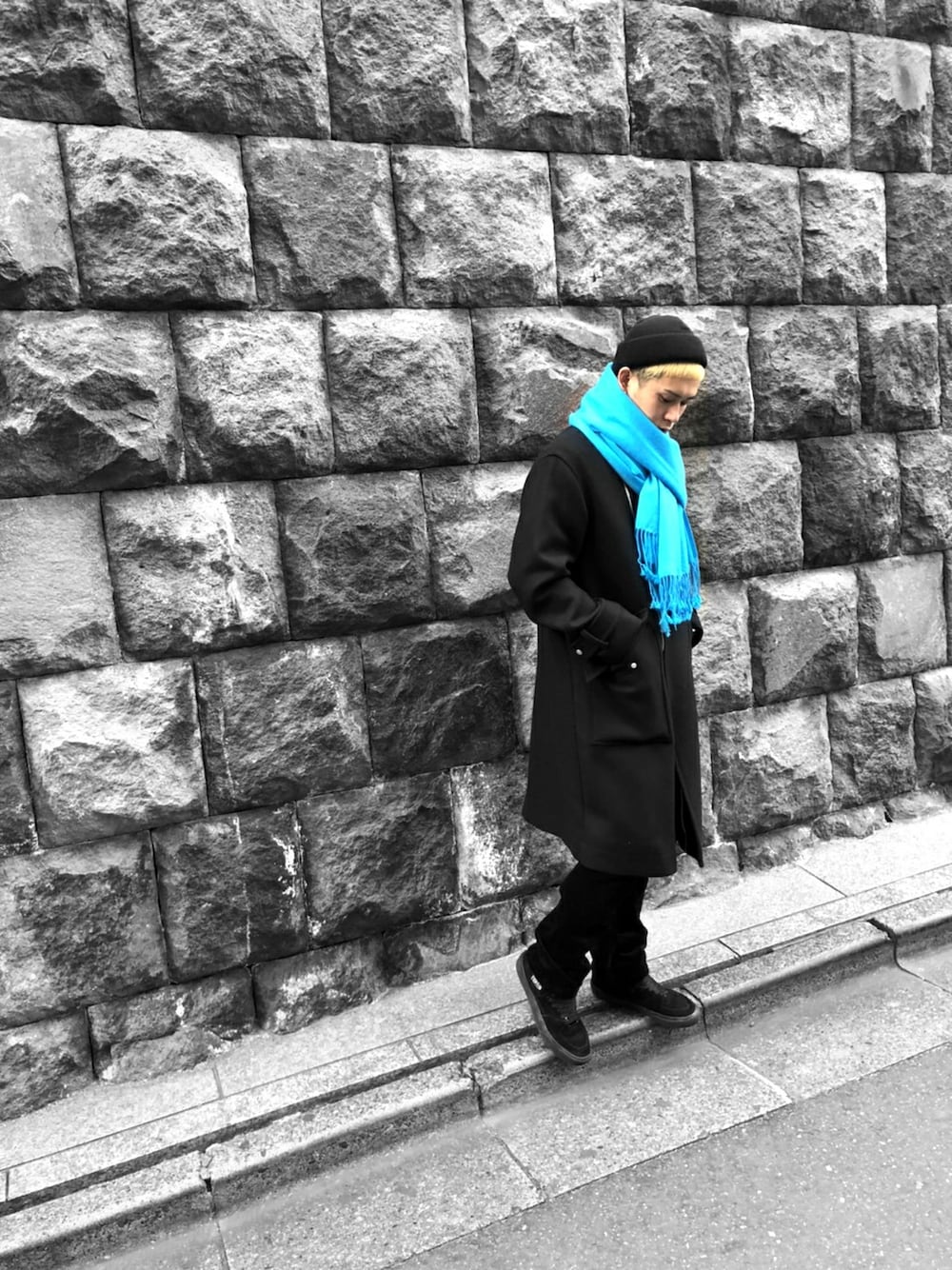 「MUZE、H＞FRACTAL、JIVELTA」｜「MUZEのMUZE turquoise label - SCARF（マフラー、ブルー系）」を使った、H>FRACTALさん（メンズ・178cm）の冬コーディネートの1枚目の写真