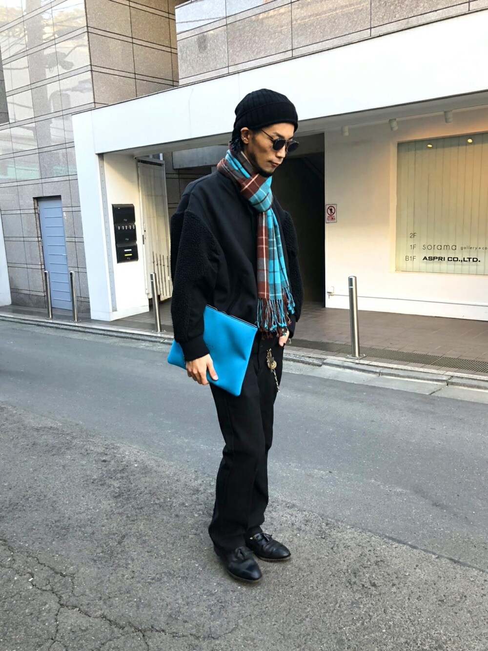 「スタジャン、PARADOX、MUZE、ボア、ボアジャケット、H＞FRACTAL、ターコイズブルー」｜「PARADOXのPRDX PARADOX TOKYO - BOA STADIUM JUMPER (BLACK)（スタジャン、ブラック系）」を使った、H>FRACTALさん（メンズ・180cm）の冬コーディネートの1枚目の写真