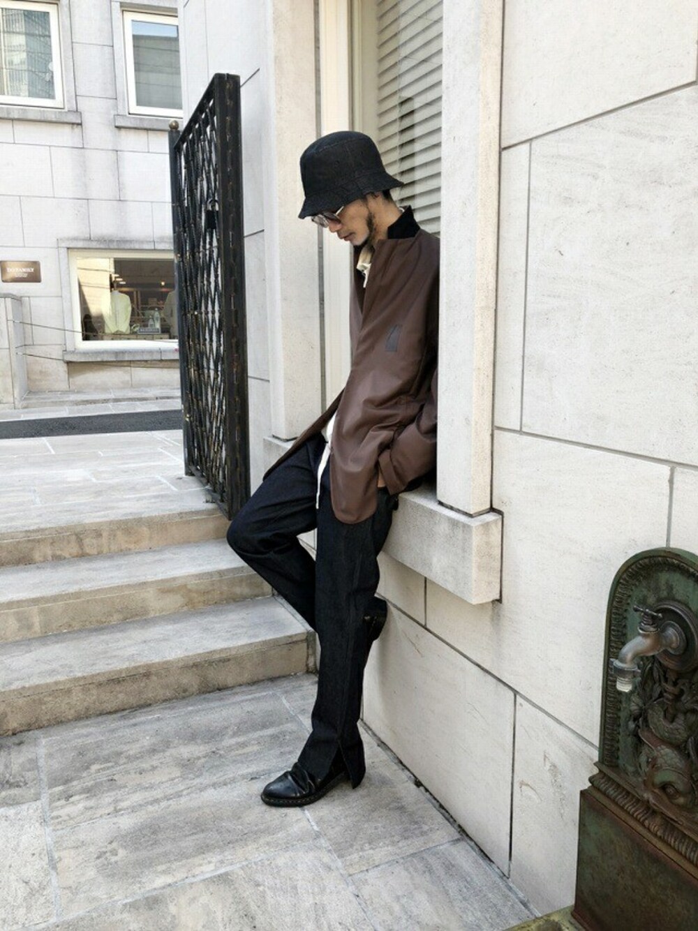 「テーラードジャケット、ブーツカットパンツ、H＞FRACTAL、ETHOS、エトス、SHINYAKOZUKA、シンヤコズカ」｜「SHINYAKOZUKAのSHINYAKOZUKA - ANONYMOUS JACKET（テーラードジャケット、ブラウン系）」を使った、H>FRACTALさん（メンズ・180cm）の冬コーディネートの1枚目の写真
