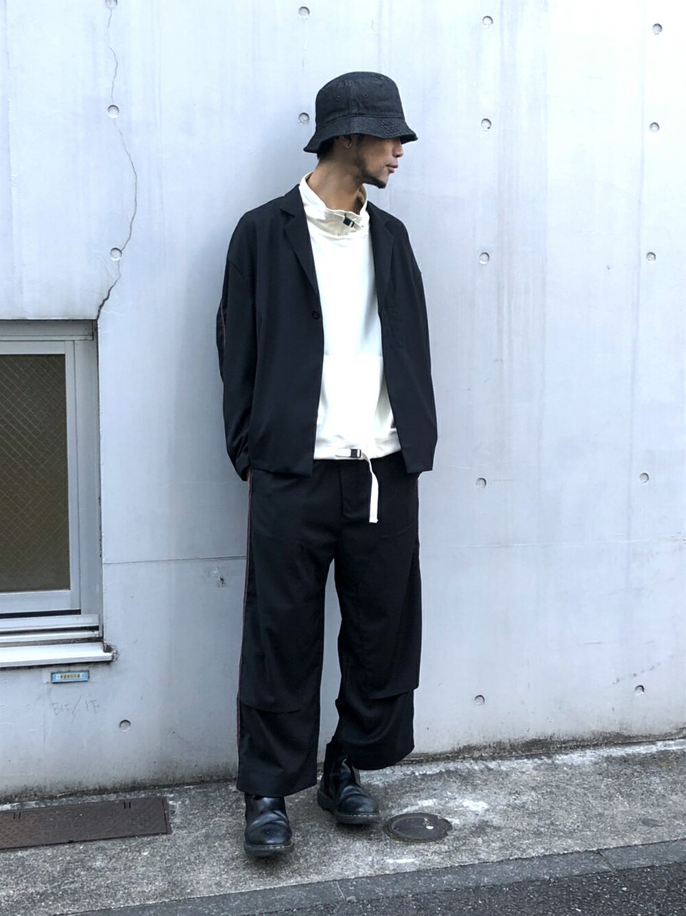 「セットアップ、セットアップスタイル、H＞FRACTAL、ETHOS、エトス、シンヤコズカ、SHINYA KOZUKA」｜「SHINYAKOZUKAのSHINYAKOZUKA - WALK UNIFORM（テーラードジャケット、ブラック系）」を使った、H>FRACTALさん（メンズ・180cm）の冬コーディネートの1枚目の写真