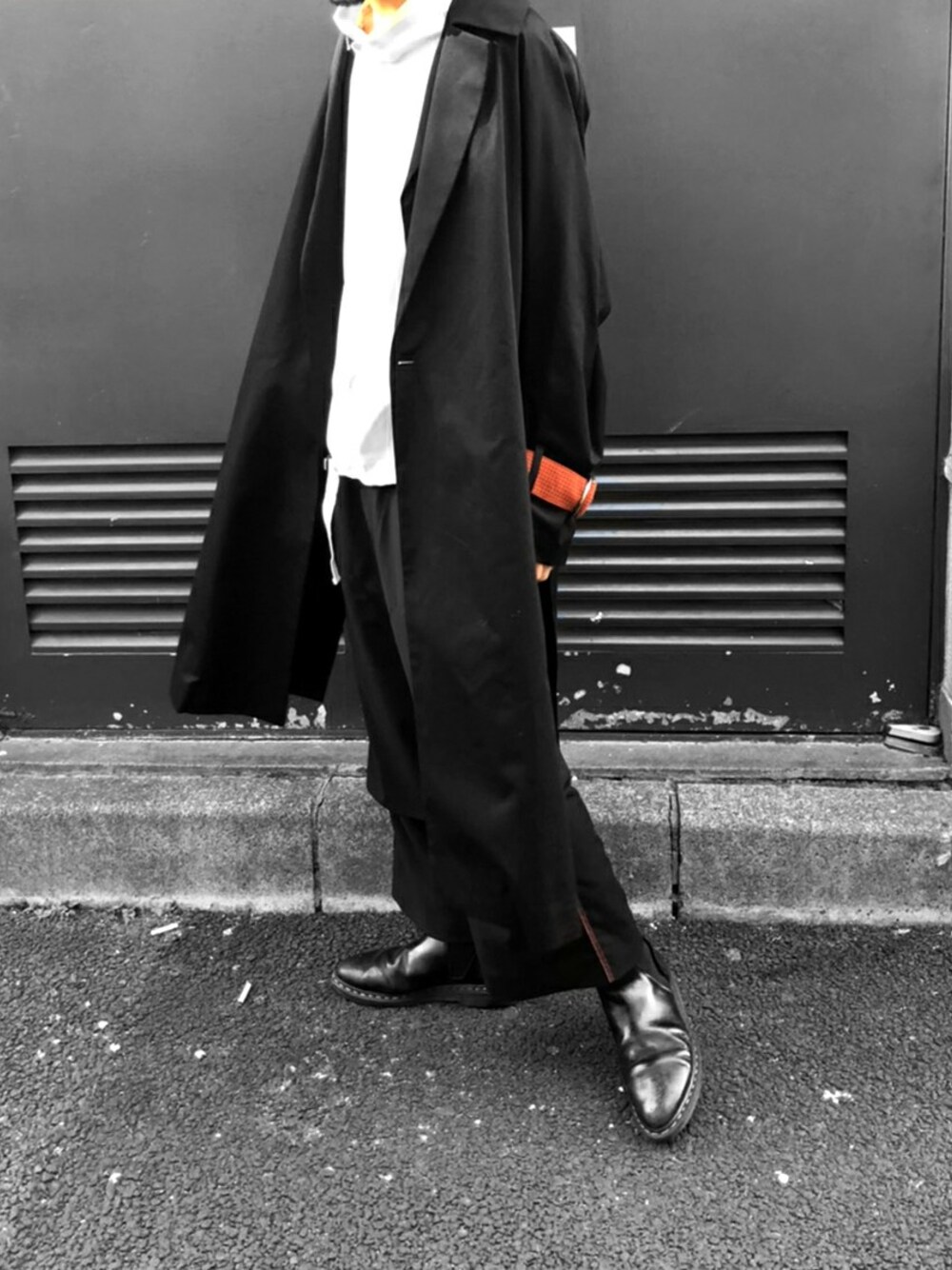 「トレンチコート、モノトーン、モノトーンコーデ、ワイドスラックス、H＞FRACTAL、ETHOS、SHINYAKOZUKA」｜「SHINYAKOZUKAのSHINYAKOZUKA-TRENCH ISH（トレンチコート、ブラック系）」を使った、H>FRACTALさん（メンズ・180cm）の冬コーディネートの1枚目の写真