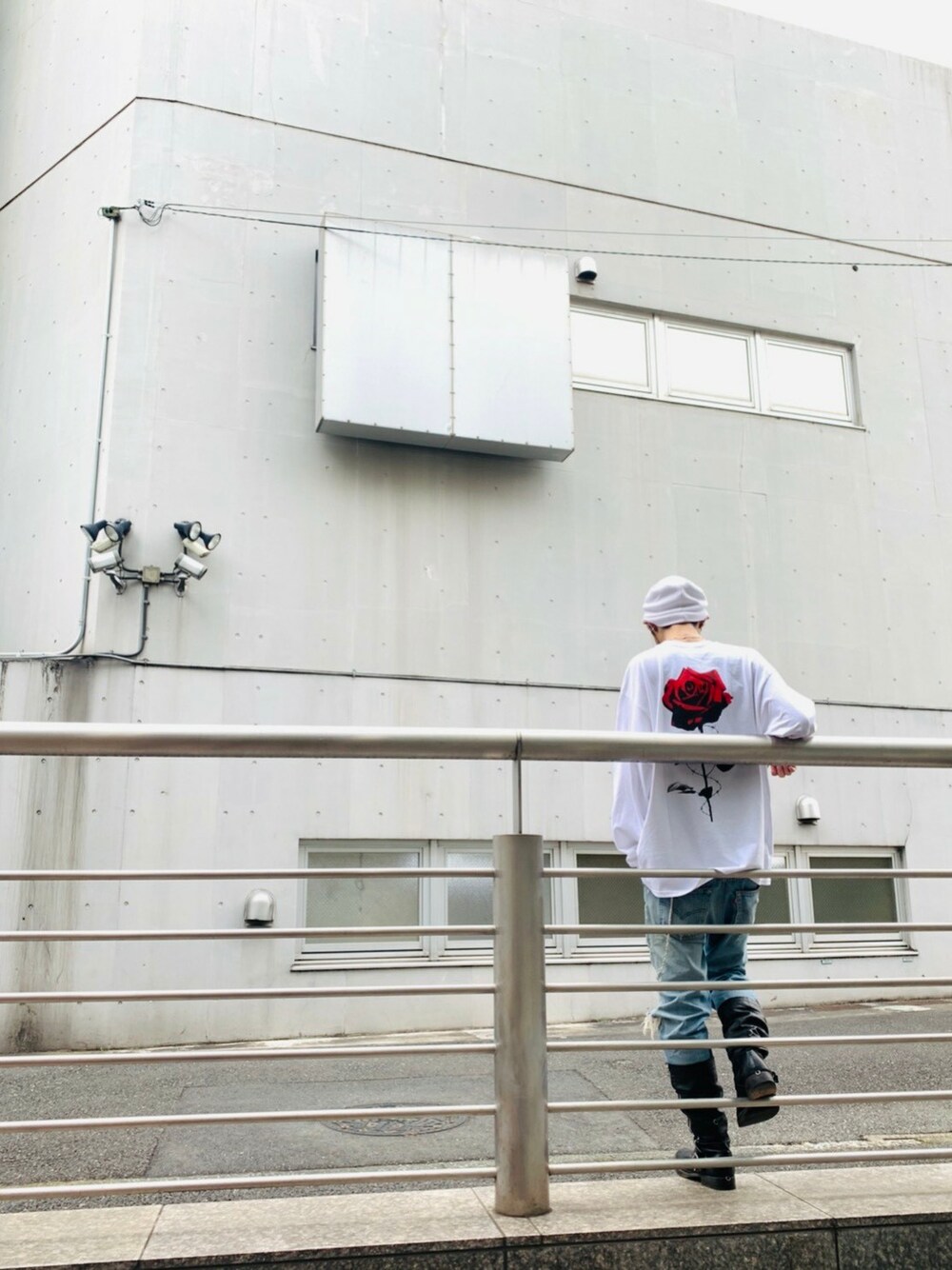 「PARADOX、バラ柄、H＞FRACTAL、ロンTee」｜「PARADOXのPRDX - VENUS WAS BORN L/S TEE（Tシャツ/カットソー、ホワイト系）」を使った、H>FRACTALさん（メンズ・180cm）の冬コーディネートの1枚目の写真