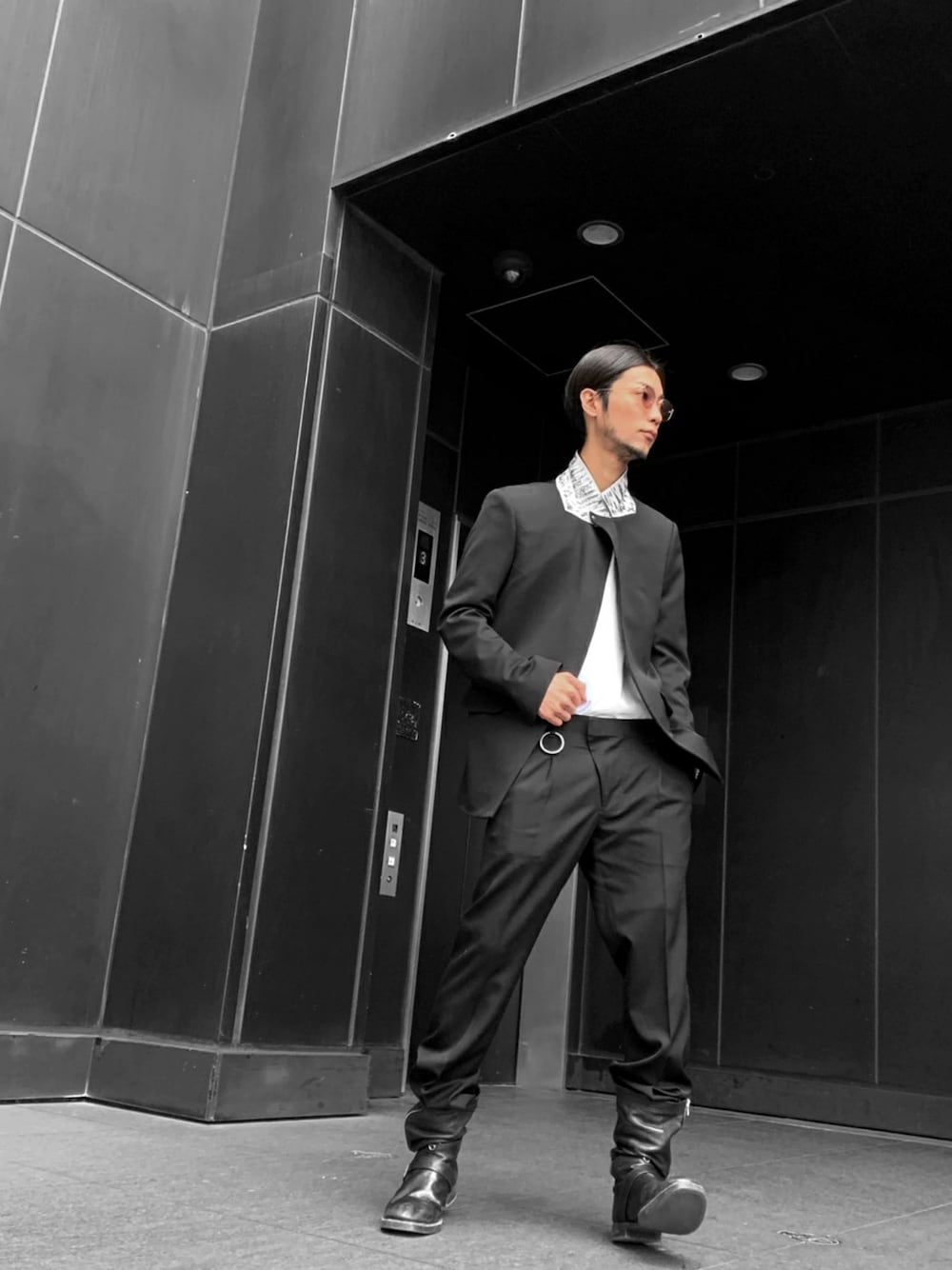 「セットアップ、テーラードジャケット、H＞FRACTAL、minus」｜「MINUSのMINUS - SIGNATURE TAILORED JACKET(BLACK)（テーラードジャケット、ブラック系）」を使った、H>FRACTALさん（メンズ・180cm）の冬コーディネートの1枚目の写真