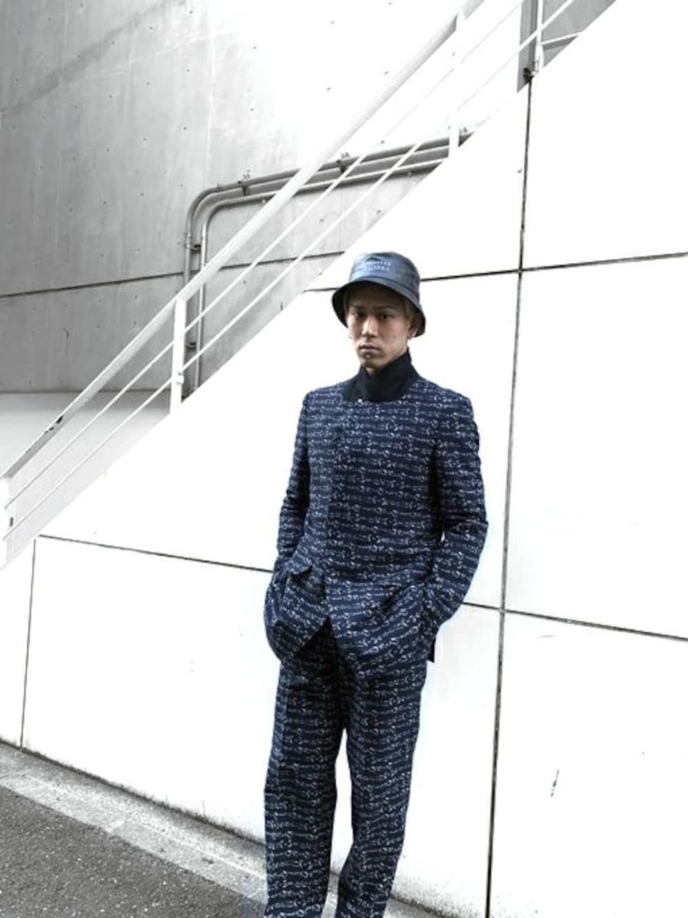 「セットアップ、セットアップスタイル、H＞FRACTAL、minus」｜「MINUSのMINUS - SIGNATURE TAILORED JACEKT -IROHA-（テーラードジャケット、ブルー系）」を使った、H>FRACTALさん（メンズ・180cm）の冬コーディネートの1枚目の写真