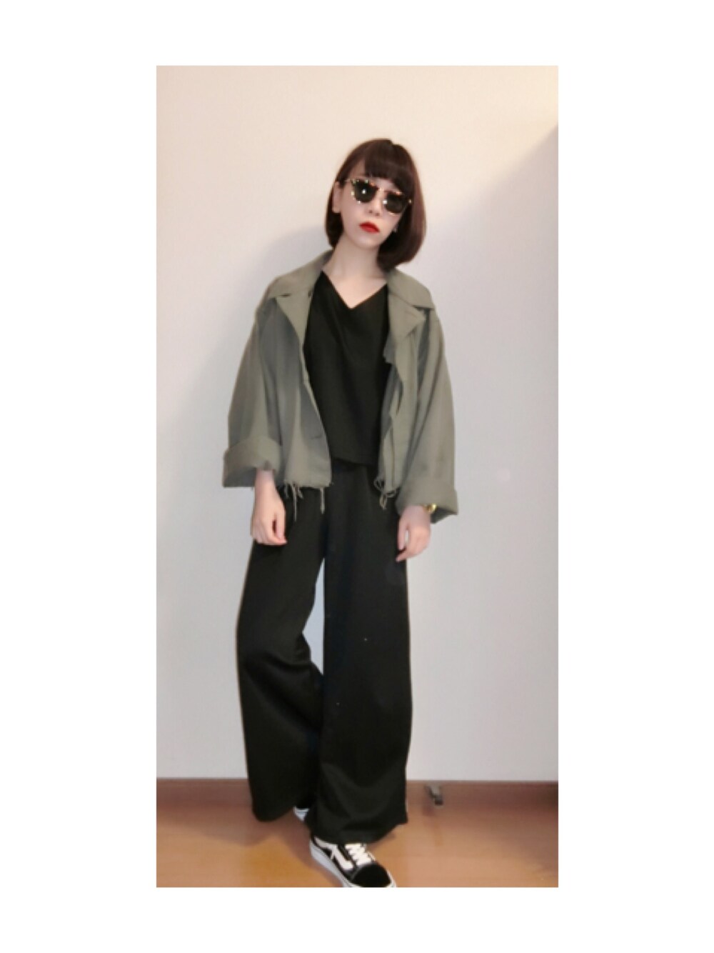 「カジュアル、スニーカー、オールドスクール、ジャージ、ブラック、黒、murua、AMERI、UN3D.、VANS」｜「AmeriのMILITARY VOLUME SHORT JACKET（ミリタリージャケット、グリーン系）」を使った、AKANEさん（レディース・161cm）の春コーディネートの1枚目の写真