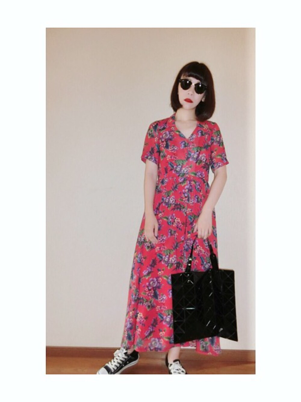 「夏、ワンピース、花柄、赤、黒、スニーカー、コンバース、jouetie、BAO BAO ISSEY MIYAKE」｜「jouetieのオーセンティックアロハワンピース（ワンピース、レッド系）」を使った、AKANEさん（レディース・161cm）の夏コーディネートの1枚目の写真