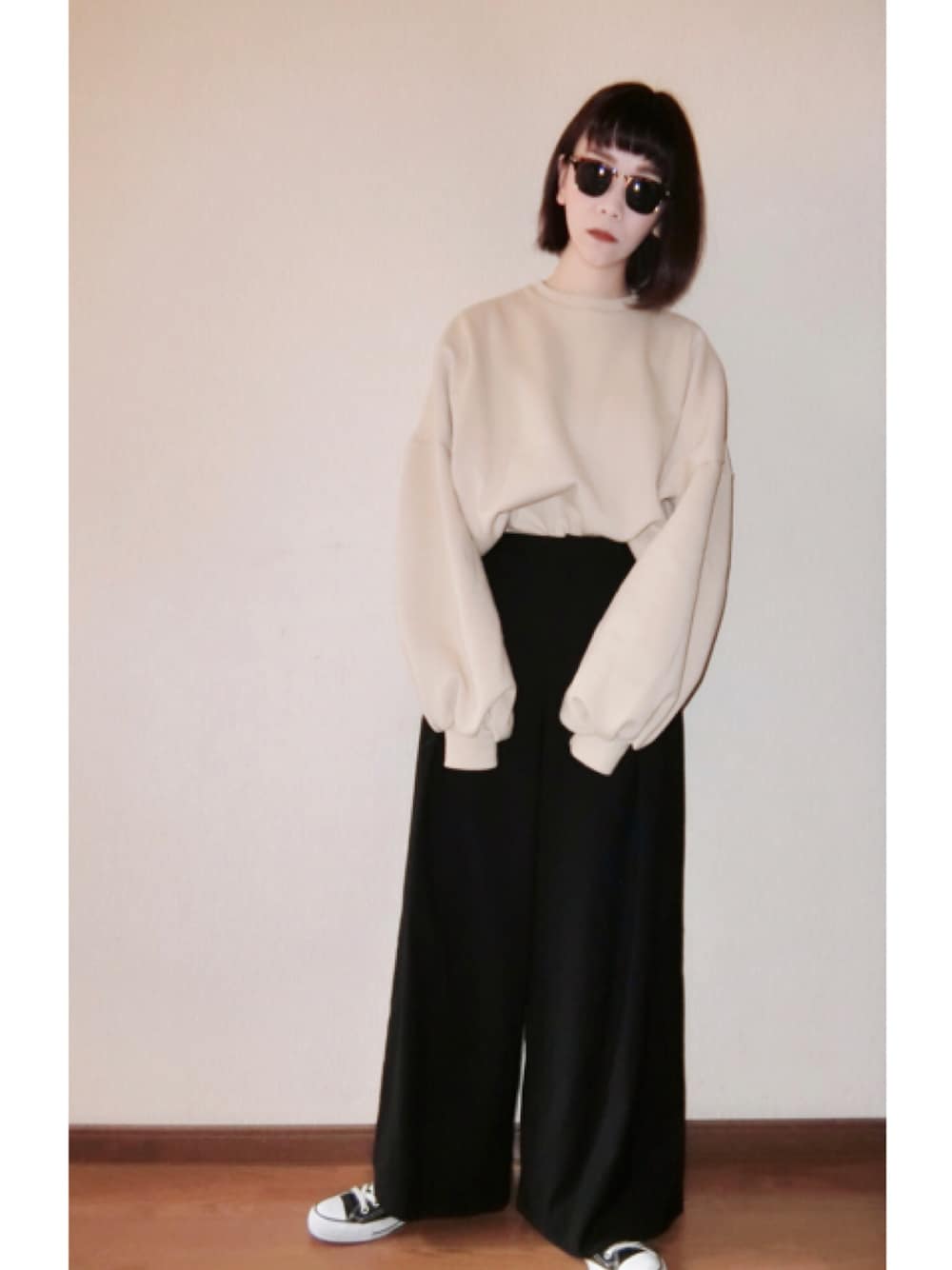 「ootd、outfit、カジュアル、オトナカジュアル、シンプル、ゆるコーデ、ベージュ、ブラック、スニーカー、コンバース」｜「AmeriのBALLOON SLEEVE TRAINER（スウェット、ベージュ系）」を使った、AKANEさん（レディース・161cm）の春コーディネートの1枚目の写真