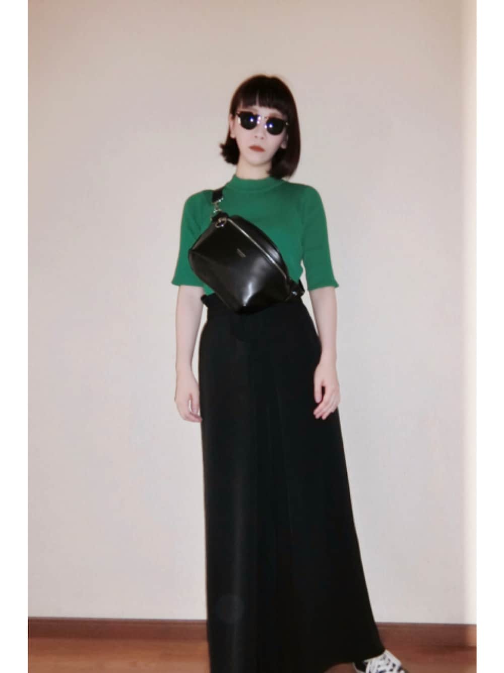 「ootd、outfit、シンプル、オトナカジュアル、カジュアルコーデ、スニーカー、ワイドパンツ、コンバース、ショルダーバッグ」｜「SLYのDOUBLE RIB HG TOPS（ニット/セーター、グリーン系）」を使った、AKANEさん（レディース・161cm）の春コーディネートの1枚目の写真
