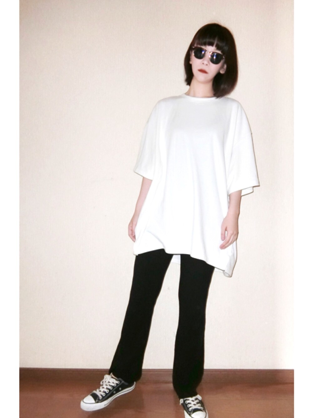 「モノトーン、カジュアル、カジュアルコーデ、休日スタイル、ゆるコーデ、スニーカー、murua、コンバース」｜「MURUAの【CASUAL】ｲﾚﾍﾑﾎﾟｹｯﾄ付ｶｯﾄTOPS（Tシャツ/カットソー、ホワイト系）」を使った、AKANEさん（レディース・161cm）の春コーディネートの1枚目の写真