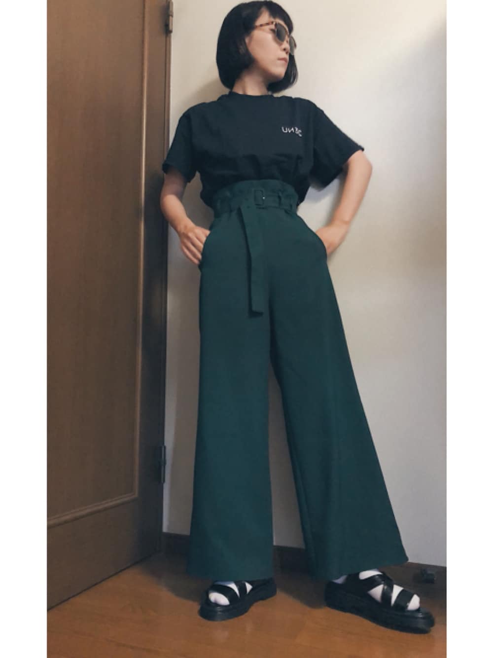 「パンツスタイル、シンプル、カジュアル、Tシャツ、サンダル、ブラック、グリーン、UN3D.、murua」｜「MURUAのロングベルトハイウエストパンツ（その他パンツ、グリーン系）」を使った、AKANEさん（レディース・161cm）の夏コーディネートの1枚目の写真