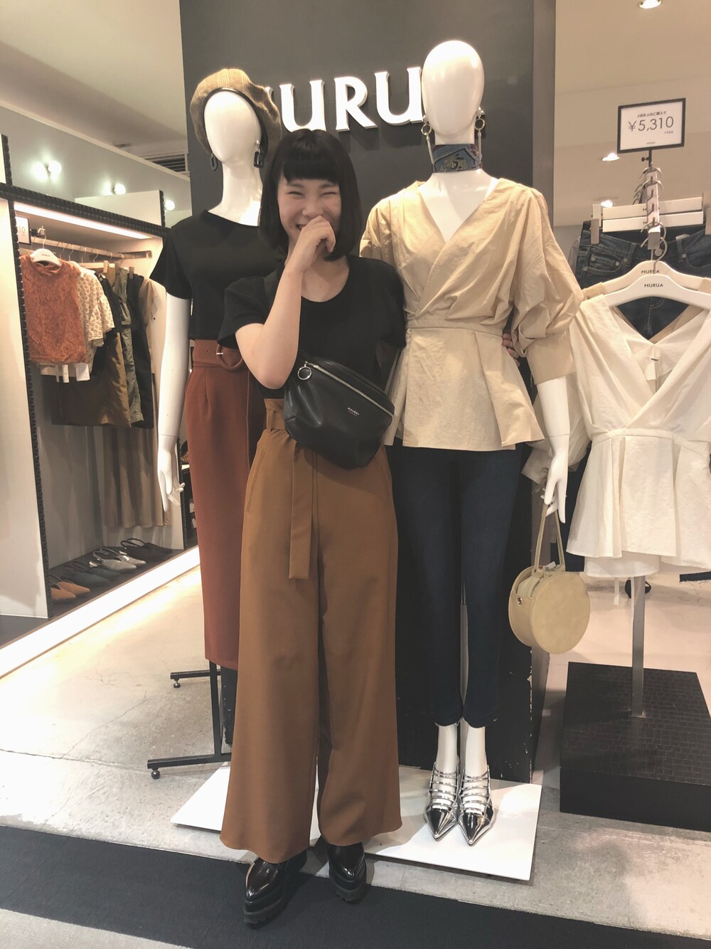 「outfit、ootd、シンプルコーデ、シンプル、ブラック、ブラウン、murua、moussy」｜「AMERICAN HOLICの・針抜きリブ五分袖後ろVネックプルオーバー（Tシャツ/カットソー、ブラック系）」を使った、AKANEさん（レディース・161cm）の夏コーディネートの1枚目の写真