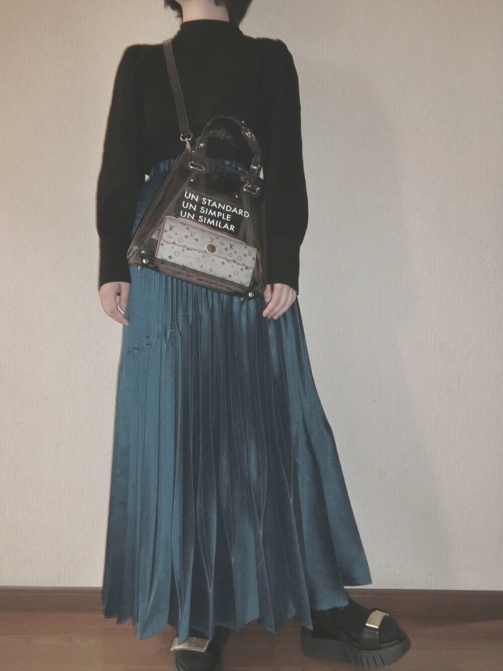 「ootd、outfit、UN3D.、moussy、UnitedNude、モード、プリーツスカート、サンダル、ブラック、休日スタイル」｜「UN3D.のオリガミプリーツシャンタンスカート（スカート、ブルー系）」を使った、AKANEさん（レディース・161cm）の春コーディネートの1枚目の写真