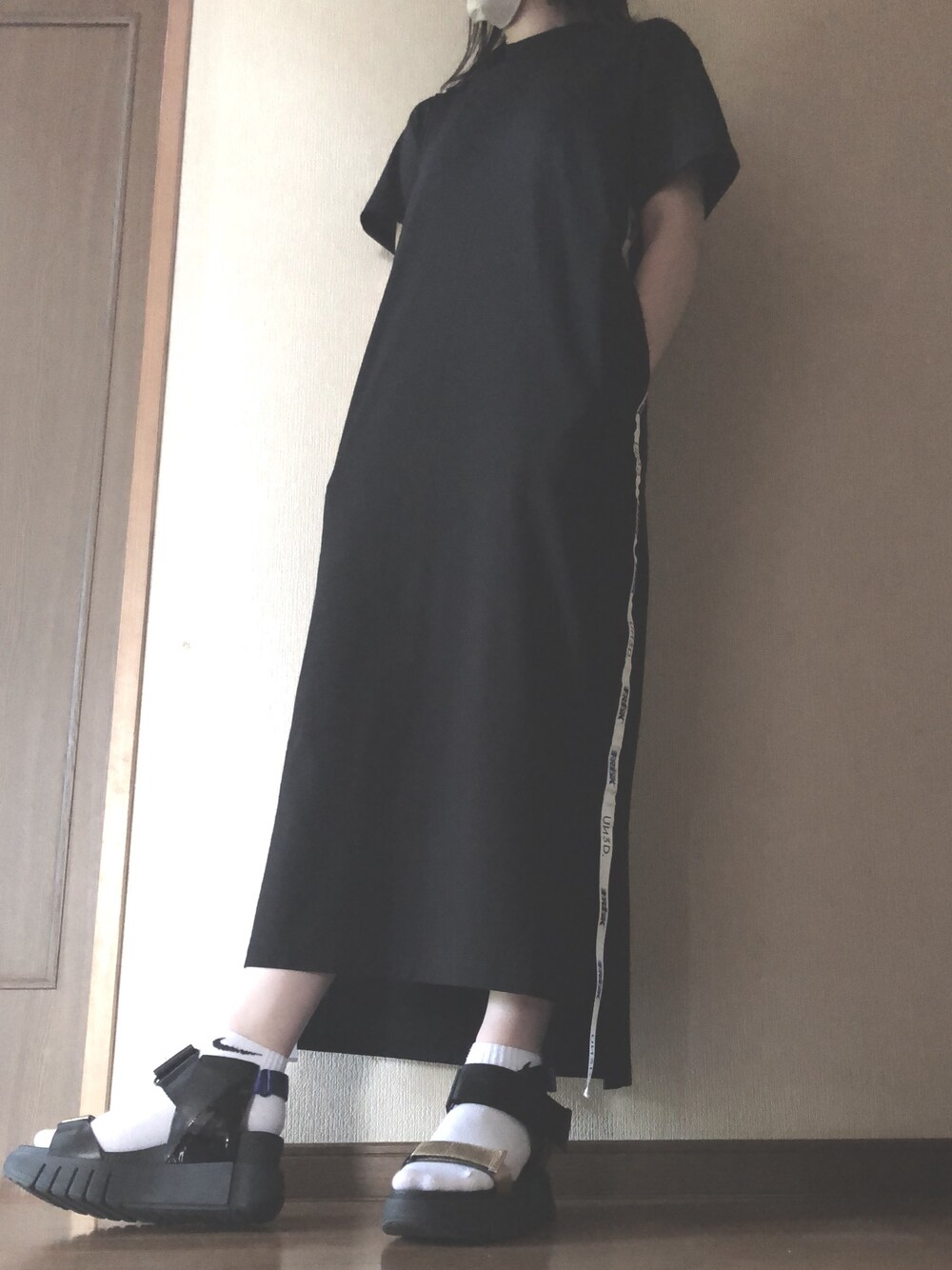 「UN3D.、NIKE、UnitedNude、ootd、ラクチンコーデ、大人カジュアル、休日スタイル、お洒落さんとつながりたい、大人コーデ、ブラック」｜「UN3D.のフリスクコラボTシャツワンピース（ワンピース、ブラック系）」を使った、AKANEさん（レディース・161cm）の夏コーディネートの1枚目の写真