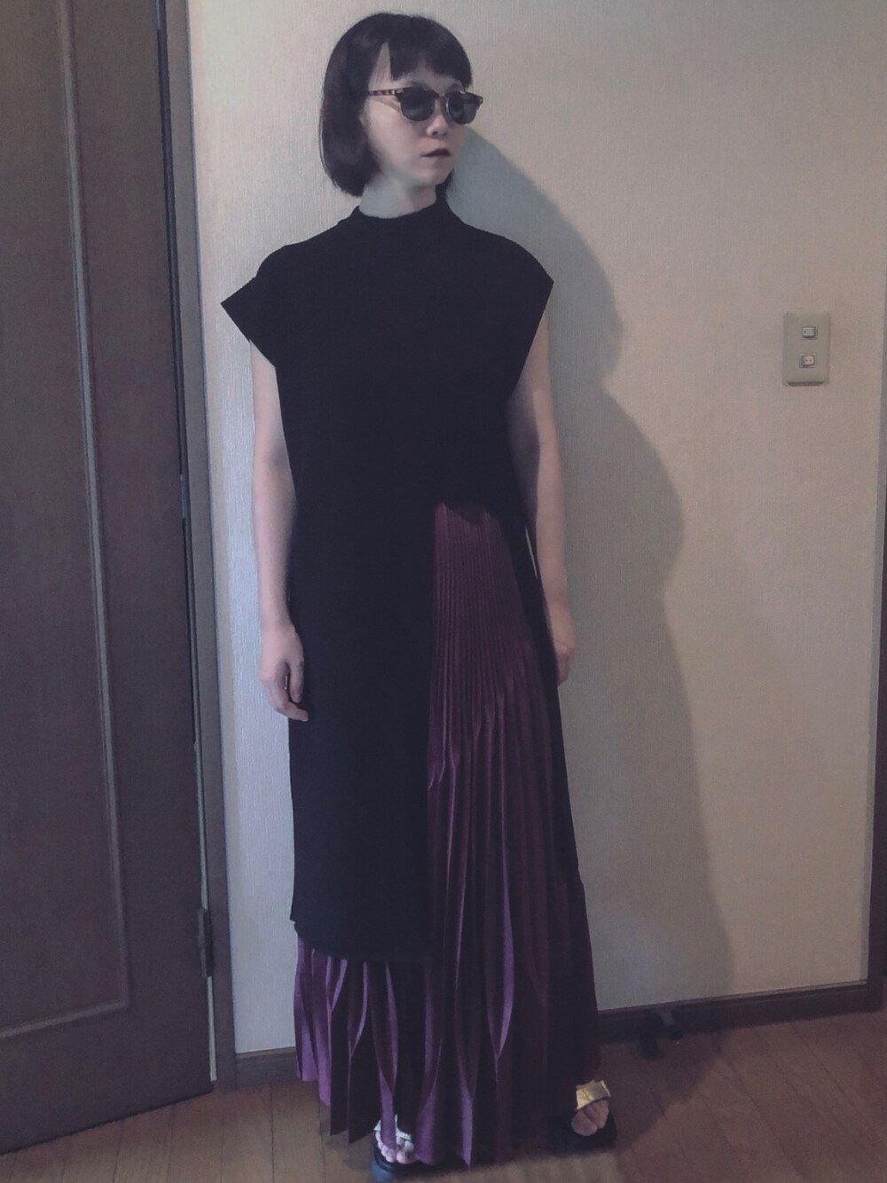 「ootd、outfit、UN3D.、UnitedNude、大人カジュアル、シンプルコーデ、夏コーデ、ブラック、サンダル」｜「UN3D.のアシメロングニットベスト（ニット/セーター、ブラック系）」を使った、AKANEさん（レディース・161cm）の夏コーディネートの1枚目の写真