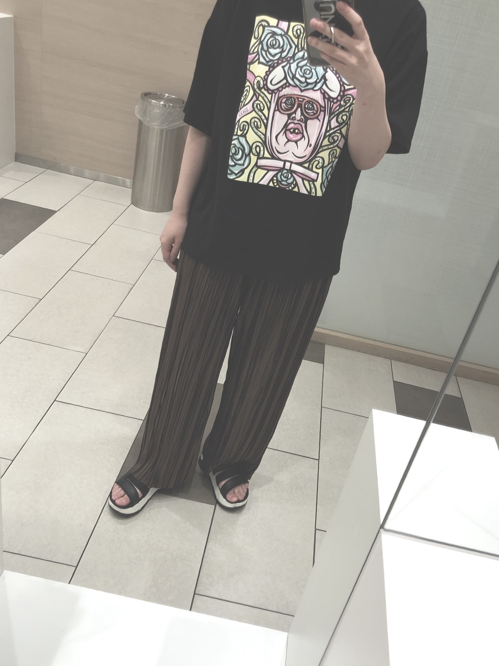 「outfit、ootd、今日のコーデ、休日スタイル、シンプル、ビッグシルエット、サンダル、UN3D.、AKTE」｜「UN3D.のくっきーART T（Tシャツ/カットソー、ブラック系）」を使った、AKANEさん（レディース・161cm）の秋コーディネートの1枚目の写真