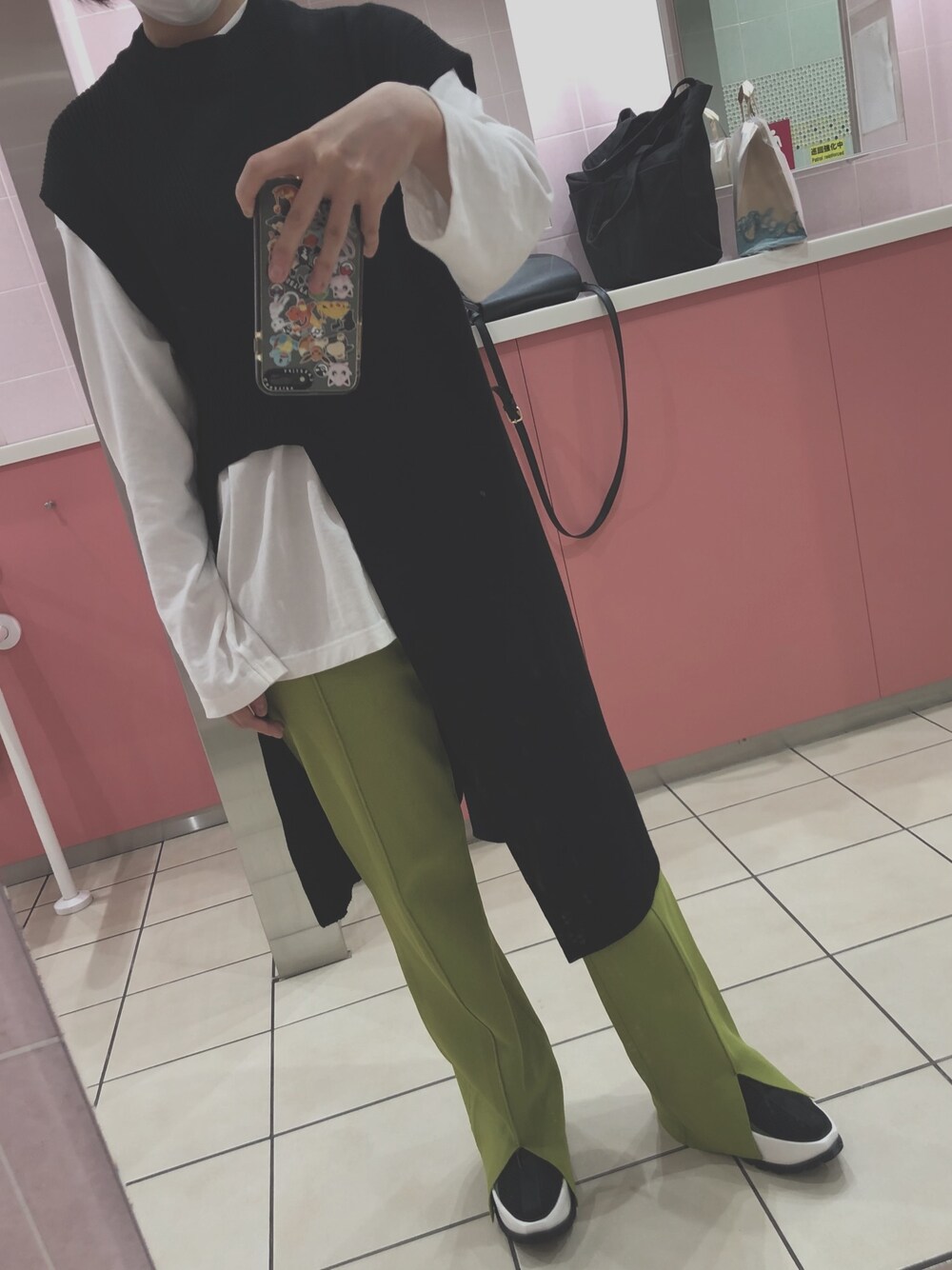 「ootd、outfit、大人カジュアル、シンプル、パンツスタイル、スニーカー、これが私をアゲる服、UN3D.、GU、UnitedNude」｜「UN3D.のアシメロングニットベスト（ニット/セーター、ブラック系）」を使った、AKANEさん（レディース・161cm）の春コーディネートの1枚目の写真