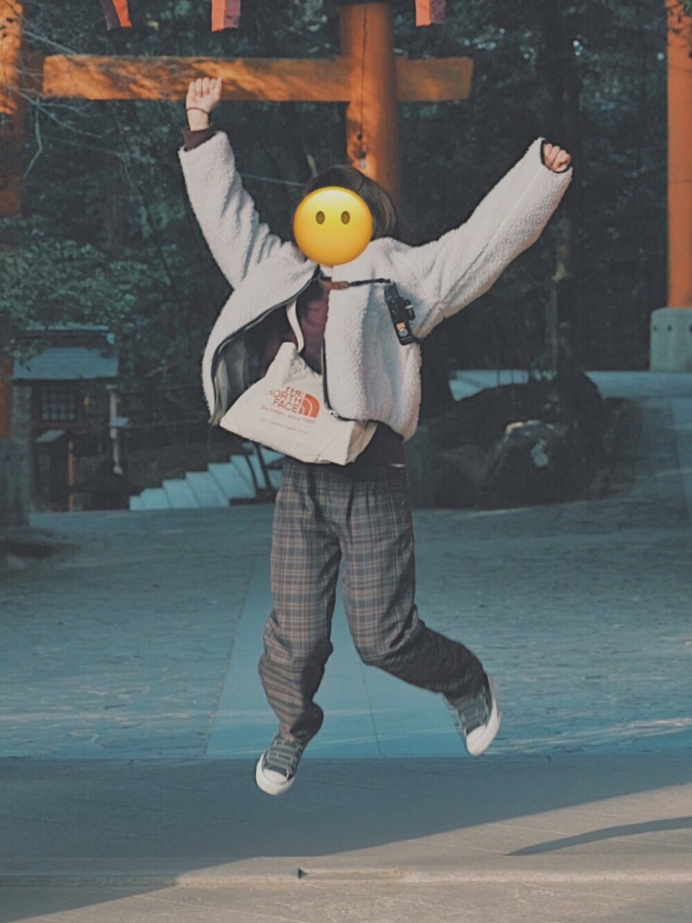 「プチプラコーデ、パンツスタイル、オーバーサイズ、converse、ボアブルゾン、スウェット、チェック、チェックパンツ、THE NORTH FACE、メンズライク」｜「WEGOのWEGO/リバーシブルボアノーカラーブルゾン（ブルゾン、ホワイト系）」を使った、😶さん（レディース・154cm）の冬コーディネートの1枚目の写真