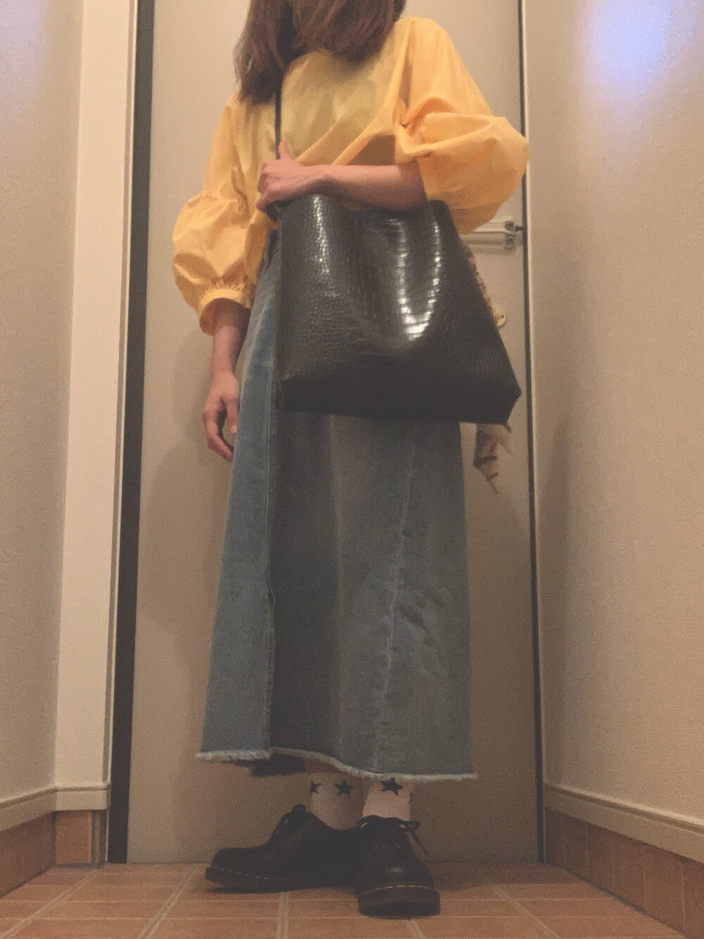 「カジュアル、プチプラコーデ、ロングスカート、イエロー、デニムスカート、Dr.Martens、ブラウス、LEPSIM、Ehyphenworldgallery、earth music&ecology」｜「E hyphen world galleryの・・バルーンスリーブT/Cブラウス（シャツ/ブラウス、イエロー系）」を使った、😶さん（レディース・154cm）の春コーディネートの1枚目の写真