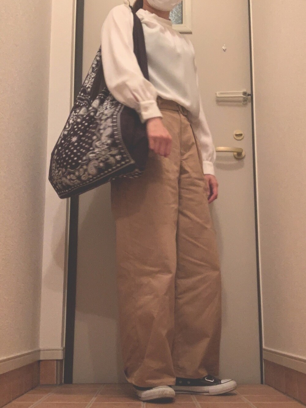「プチプラ、カジュアルコーデ、GU、ブラウス、ワイドパンツ、ベージュ、スニーカー、converse、ペイズリー、トートバッグ」｜「GUのアイテム（シャツ/ブラウス、ホワイト系）」を使った、😶さん（レディース・154cm）の春コーディネートの1枚目の写真