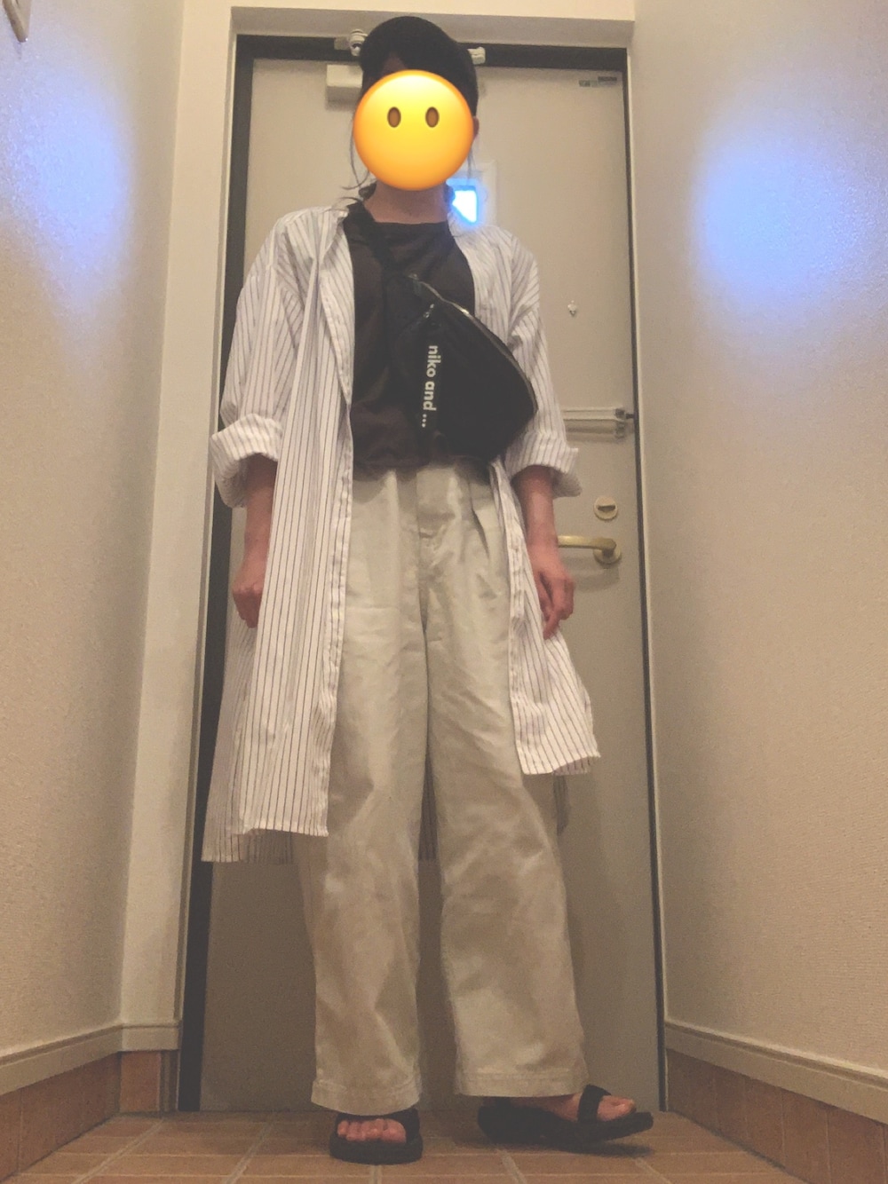 「カジュアル、ホワイト、プチプラ、サンダル、ホワイトコーデ、GU、niko and ...、ワイドパンツ、teva、ストライプ」｜「GUのアイテム（シャツ/ブラウス、ホワイト系）」を使った、😶さん（レディース・154cm）の夏コーディネートの1枚目の写真