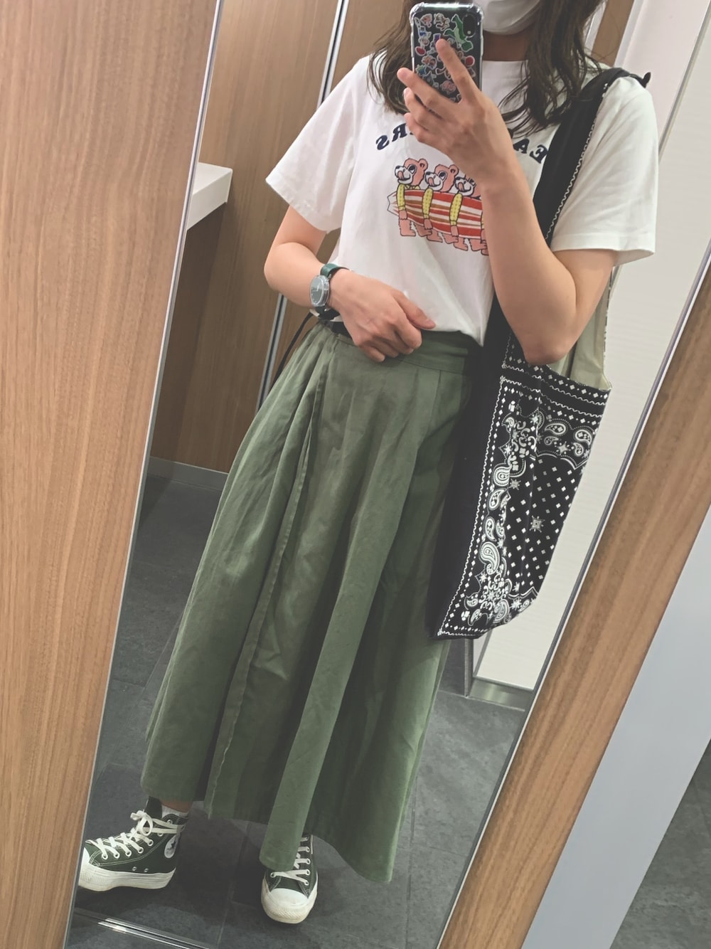 「カジュアルコーデ、プチプラコーデ、Tシャツ、カーキ、スカート、コンバース、スニーカーコーデ、白Tシャツ、ロングスカート、トートバッグ」｜「coenのアイテム（Tシャツ/カットソー、ホワイト系）」を使った、😶さん（レディース・154cm）の夏コーディネートの1枚目の写真