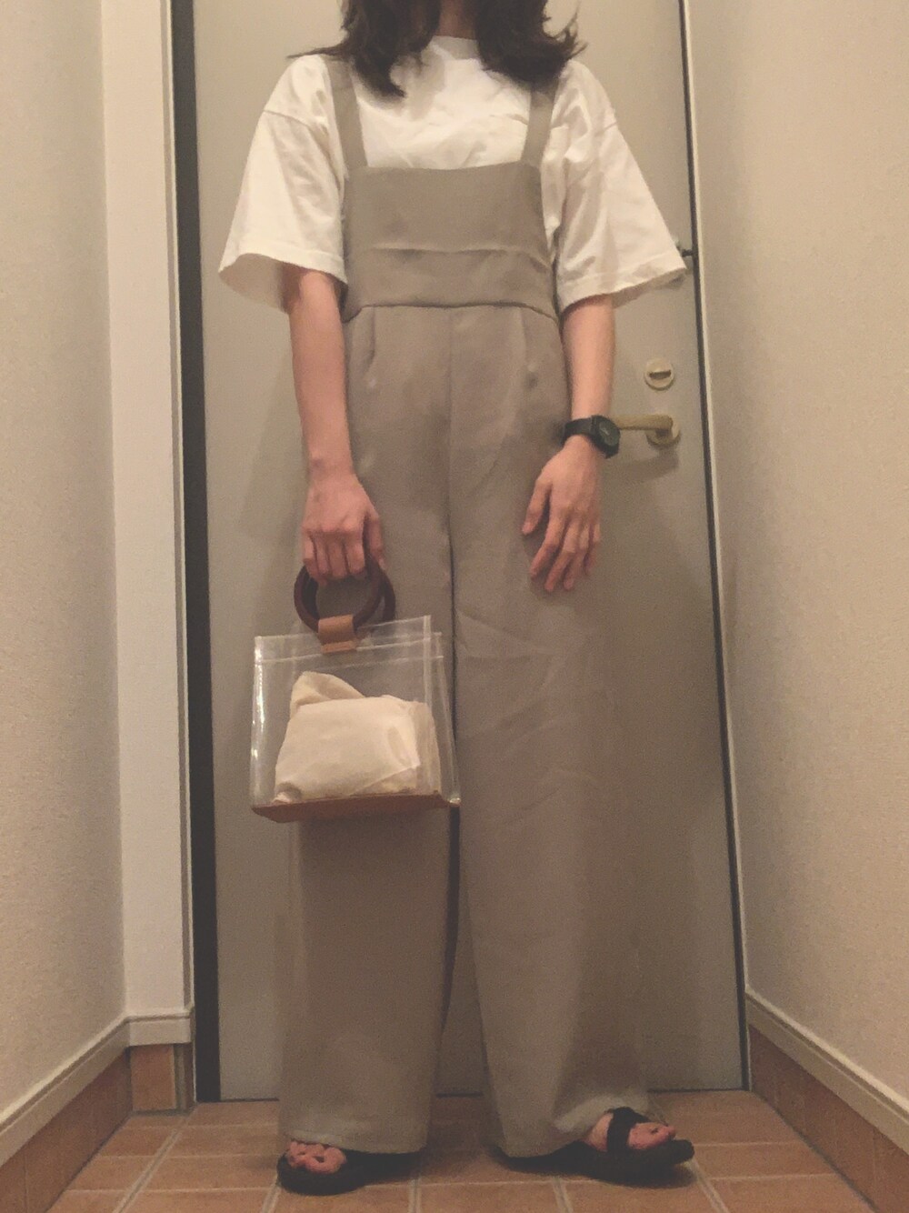 「カジュアル、プチプラ、GU、ピスタチオ、サロペット、ワイドパンツ、クリアバッグ、白Tシャツ、teva、プチプラコーデ」｜「studio CLIPのUSAクルーネック半袖BIGプルオーバー（Tシャツ/カットソー、ホワイト系）」を使った、😶さん（レディース・154cm）の夏コーディネートの1枚目の写真