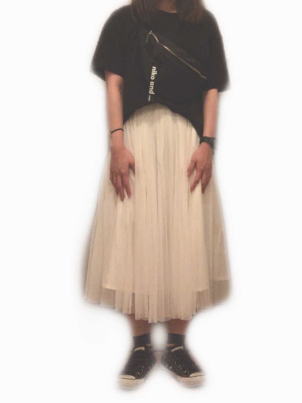 「カジュアル、プチプラコーデ、GU、ブラック、スニーカー、スカート、コンバース、モノトーン、黒Tシャツ、ホワイト」｜「GUのアイテム（Tシャツ/カットソー、ブラック系）」を使った、😶さん（レディース・154cm）の夏コーディネートの1枚目の写真