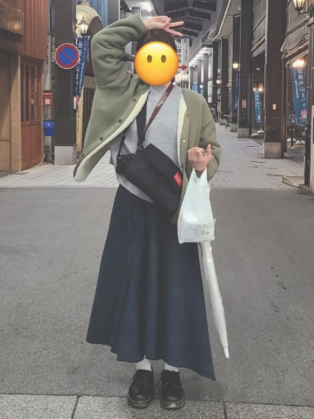 「カジュアルコーデ、ショルダーバッグ、スカート、ニット、ロングスカート、チェック、カジュアル、Dr.Martens、チェックスカート、白ソックス」｜「studio CLIPのリバーシブルボアブルゾン（ブルゾン、ホワイト系）」を使った、😶さん（レディース・154cm）の冬コーディネートの1枚目の写真