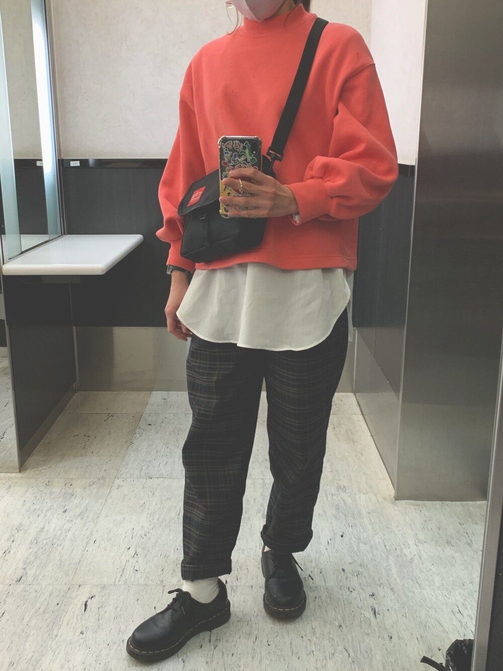 「カジュアルコーデ、パンツスタイル、プチプラ、チェック、チェックパンツ、カジュアル、プチプラコーデ、ピンク、Manhattan Portage、Dr.Martens」｜「GUのアイテム（スウェット、ピンク系）」を使った、😶さん（レディース・154cm）の冬コーディネートの1枚目の写真