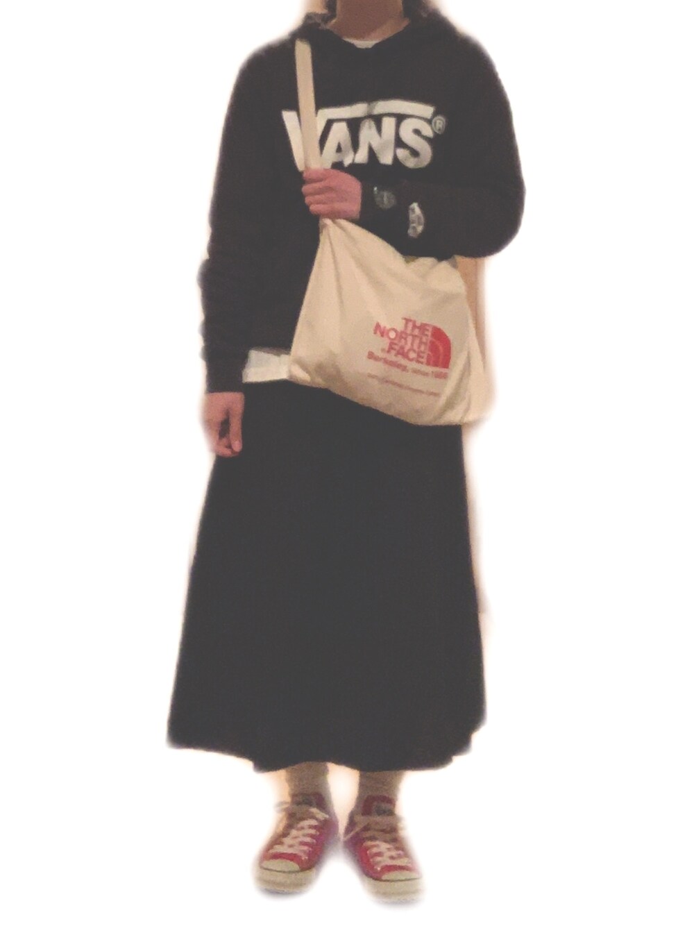 「カジュアル、カジュアルコーデ、プチプラ、プチプラコーデ、ブラック、パーカー、スカート、スニーカー、VANS、converse」｜「VANSのアイテム（パーカー、ブラック系）」を使った、😶さん（レディース・154cm）の春コーディネートの1枚目の写真