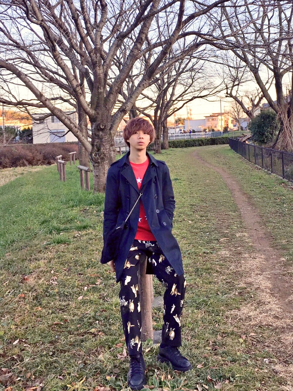「LAD MUSICIAN、Etudes Studio、h.t.maniac、トレンチコート、トレーナー、ネコ柄、パンツ、刺繍、ファーバック、あけましておめでとうございます！」｜「EN ROUTEのEtudes Studio（エチュードスタジオ） ETOILE CREW EUROP（Tシャツ/カットソー、レッド系）」を使った、Honeyさん（メンズ・176cm）の冬コーディネートの1枚目の写真
