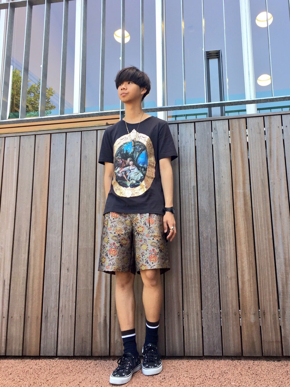 「Tシャツ、ショートパンツ、スニーカー、柄×柄、着回しコーデ、Vivienne Westwood Man、h.t.maniac、KENZO、RUKA」｜「Vivienne Westwood MANの‘SHEPHERD＆SHEPHERDESS REPOSING’ BACK LONG T-SHIRTS【269080 5106】（Tシャツ/カットソー、ブラック系）」を使った、Honeyさん（メンズ・176cm）の夏コーディネートの1枚目の写真