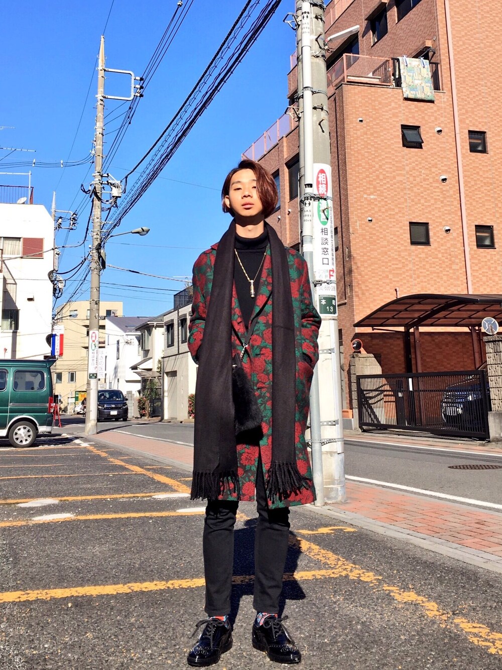 「バラ柄、コート、タートルネック、黒スキニー、スニーカー、冬コーデ、h.t.maniac、PAMEO POSE、Vivienne Westwood、Jimmy Choo」｜「JIMMY CHOOのアイテム（スニーカー、ブラック系）」を使った、Honeyさん（メンズ・176cm）の冬コーディネートの1枚目の写真