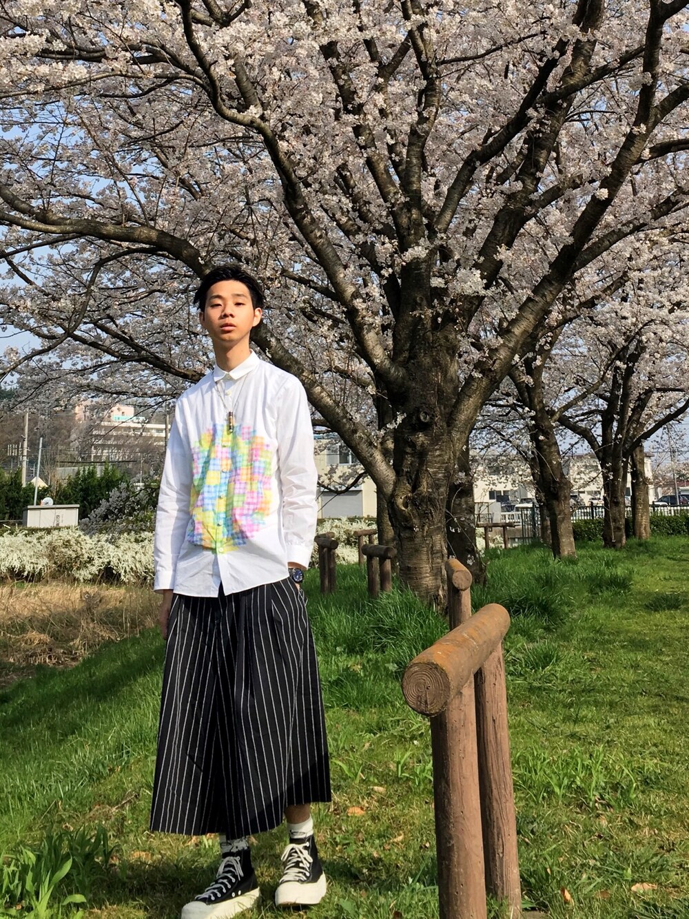 「白シャツ、ストライプ、ワイドパンツ、スニーカー、春コーデ、シンプル、カジュアルコーデ、diddlediddle、NOZOMI ISHIGURO、banalchicbizarre」｜「RUKAのハマキネックレス（ネックレス、その他）」を使った、Honeyさん（メンズ・176cm）の春コーディネートの1枚目の写真