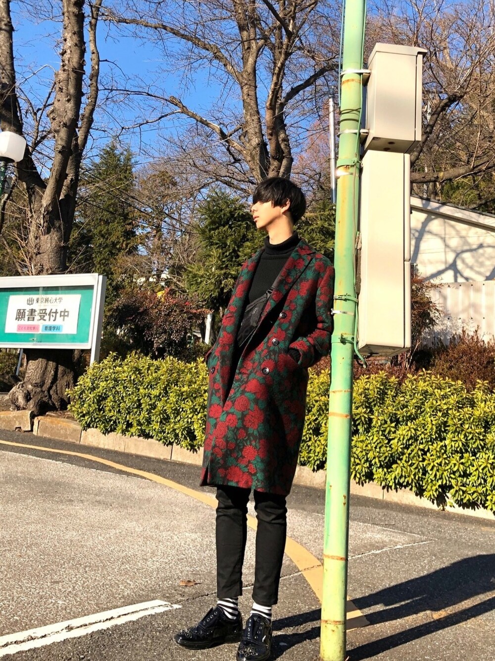 「薔薇、タートルネック、黒スキニー、ボーダーソックス、スニーカー、休日スタイル、h.t.maniac、PAMEO POSE、UNIQLO、Jimmy Choo」｜「grapevine by k3の【PAMEO POSE】 SAILOR SWEATER（ニット/セーター、ブラック系）」を使った、Honeyさん（メンズ・176cm）の冬コーディネートの1枚目の写真