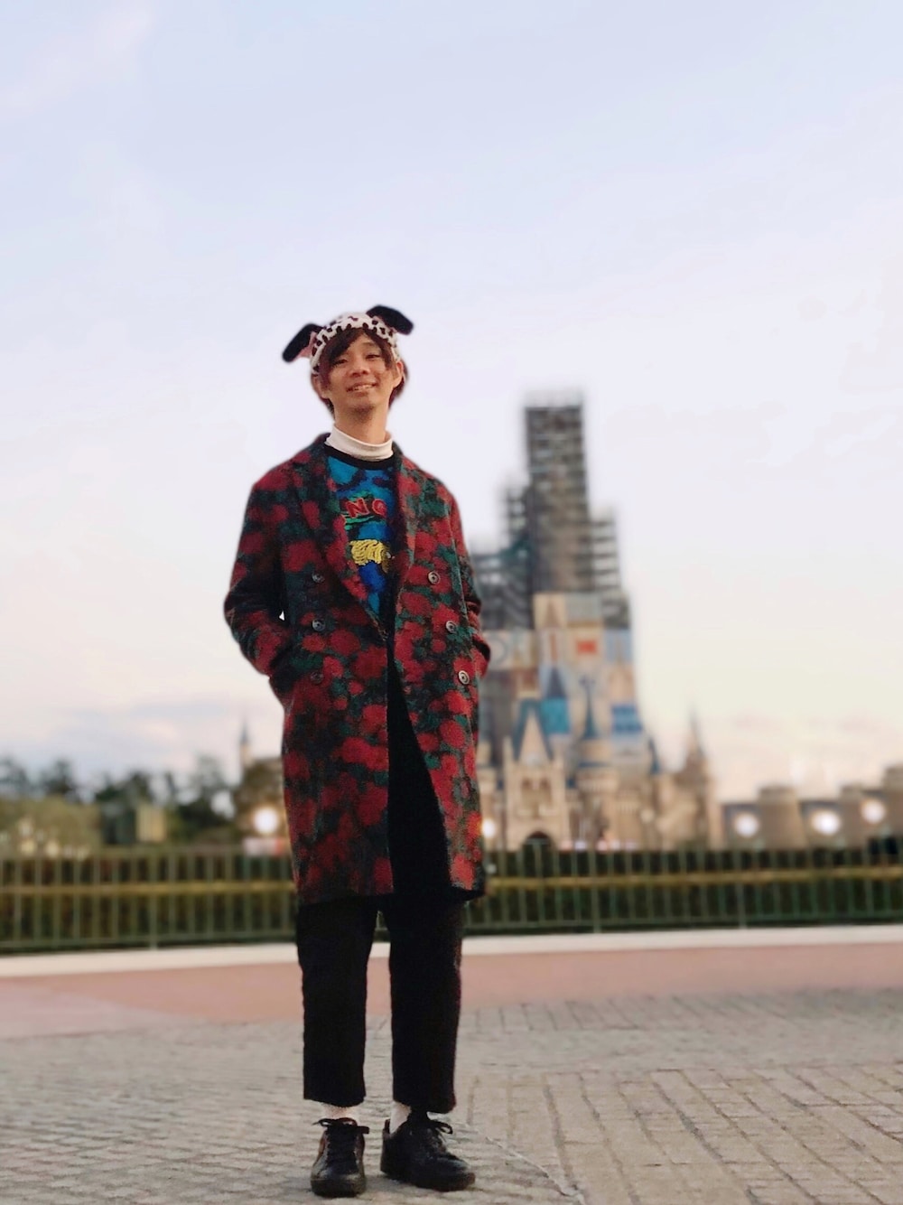 「バラ柄、チェスターコート、トレーナー、イージーパンツ、スニーカー、冬、h.t.maniac、KENZO、Y's、DOLCE&GABBANA」｜「DOLCE&GABBANAのスニーカー（スニーカー、ブラック系）」を使った、Honeyさん（メンズ・176cm）の冬コーディネートの1枚目の写真