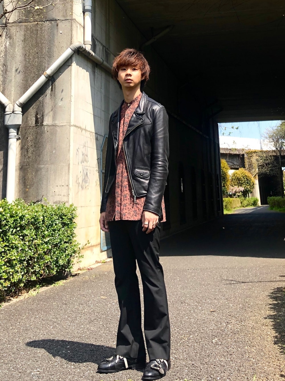 「ライダース、花柄、バンドカラー、フレアパンツ、革靴、シンプルコーデ、Paul Smith、factotum、GUCCI」｜「FACTOTUMの【FACTOTUM】別注フレアスラックス（その他パンツ、ブラック系）」を使った、Honeyさん（メンズ・176cm）の春コーディネートの1枚目の写真