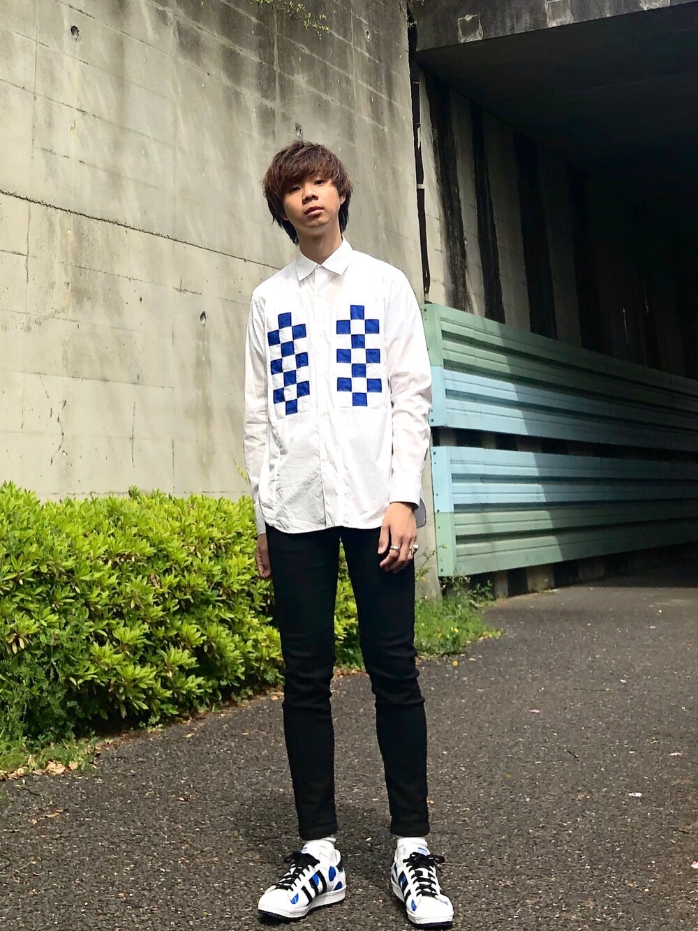 「シャツ、黒スキニー、スニーカー、ドット、春コーデ、シンプルコーデ、ganryu、ユニクロ、adidas Originals by JEREMY SCOTT」｜「adidas Originals by JEREMY SCOTTのadidas×Jeremy Scott（スニーカー、ホワイト系）」を使った、Honeyさん（メンズ・176cm）の春コーディネートの1枚目の写真