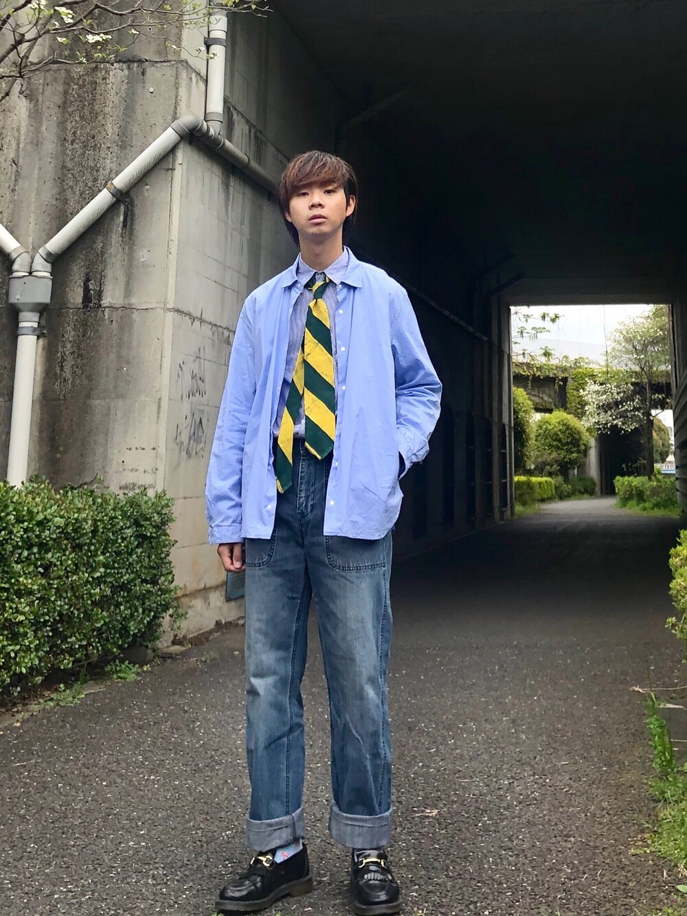 「シャツスタイル、ストライプシャツ、ネクタイ、デニムパンツ、ローファー、オーバーサイズ、春コーデ、YAECA、3.1 phillip lim、ユニクロ」｜「Dr. MartensのDr.Martens/ADRIAN SNAFFLE（ローファー、ブラック系）」を使った、Honeyさん（メンズ・176cm）の春コーディネートの1枚目の写真