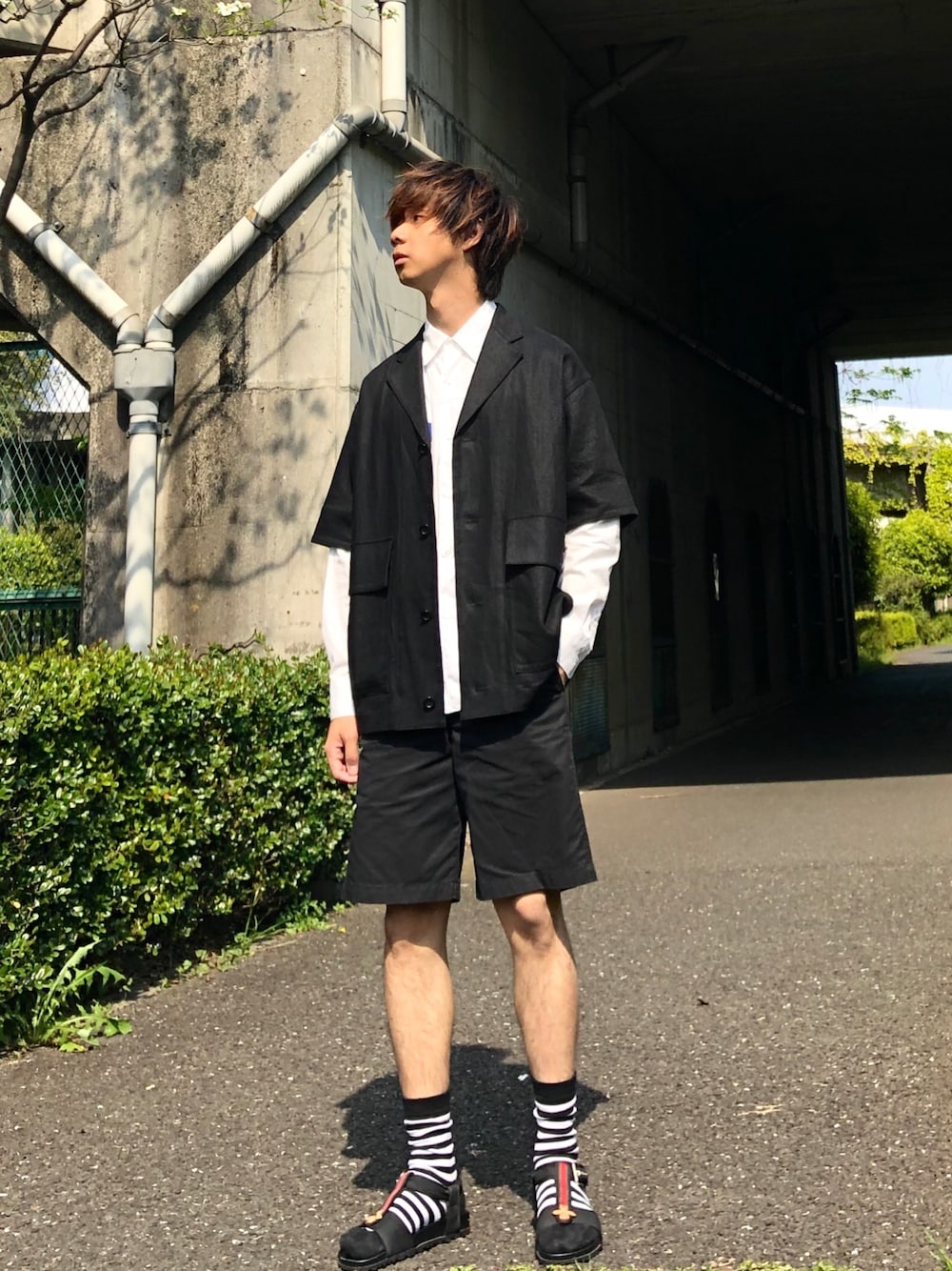 「シャツジャケット、白シャツ、ショーツ、ボーダーソックス、サンダル、モノトーン、N.HOOLYWOOD、ganryu、LAD MUSICIAN、GUCCI」｜「GANRYUの2016SS 綿ブロード編み込み切替シャツ（シャツ/ブラウス、ホワイト系）」を使った、Honeyさん（メンズ・176cm）の春コーディネートの1枚目の写真