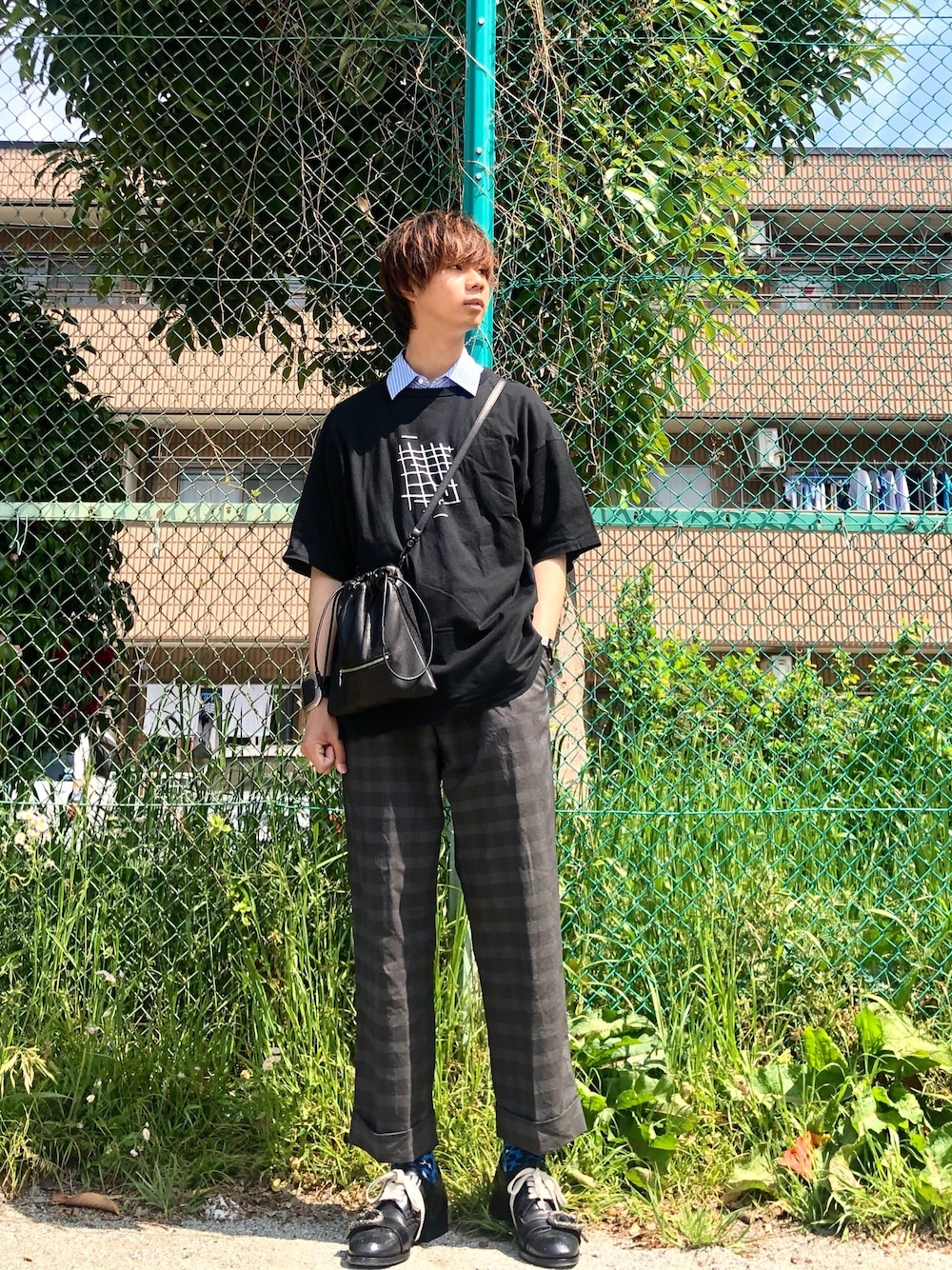 「ビッグT、ストライプシャツ、チェックパンツ、スラックス、巾着バッグ、夏、DRESSEDUNDRSSED、ganryu、District、GUCCI」｜「PUBLIC TOKYOの【WEB限定カラーあり】レザー巾着サコッシュ ショルダーバッグ（ショルダーバッグ、ブラック系）」を使った、Honeyさん（メンズ・176cm）の春コーディネートの1枚目の写真